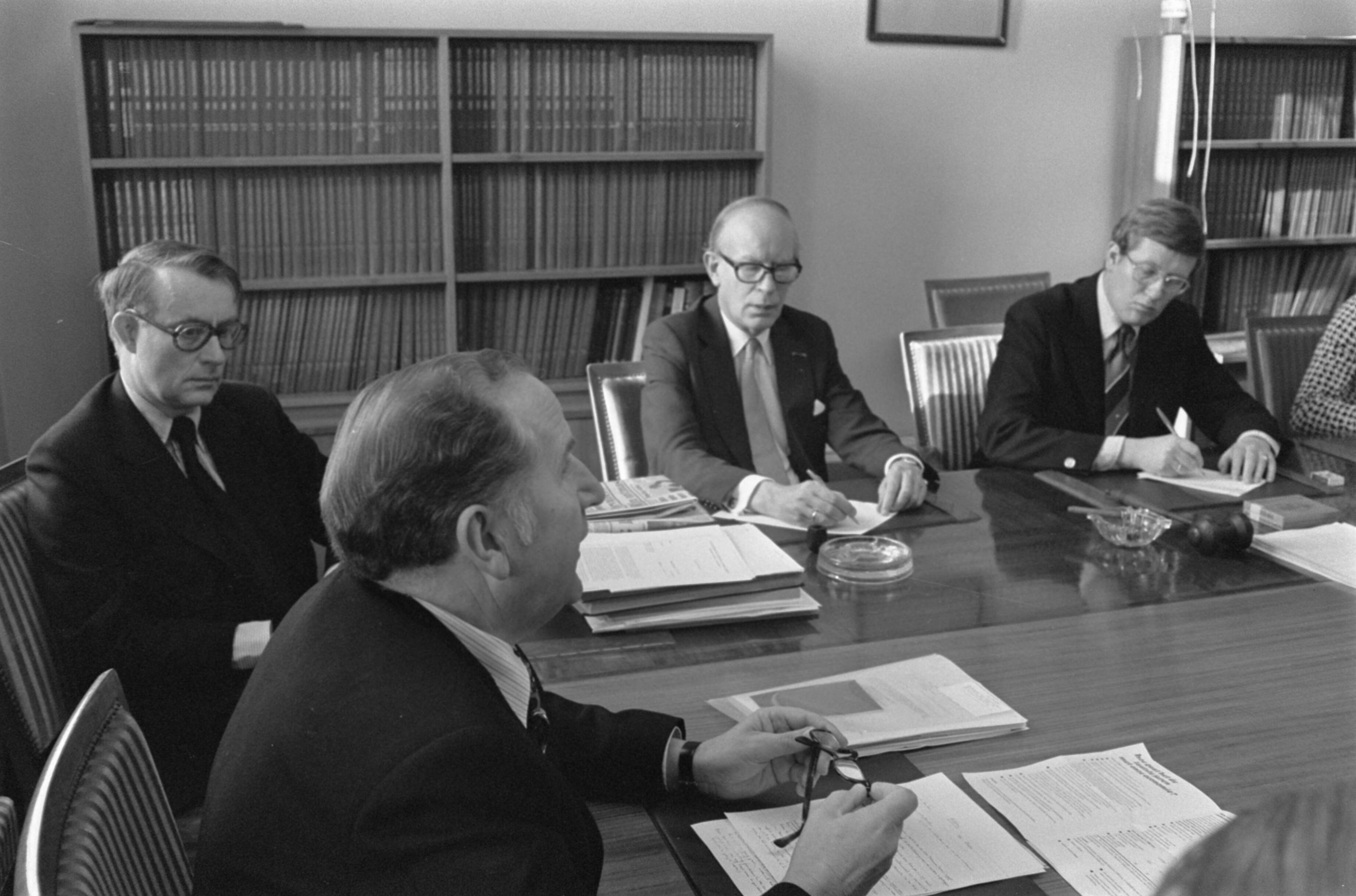 Fotocollectie Anefo — VVD praat met VNO in Den Haag ; links voorzitter VNO Van Veen rechts Wiegel — Foto: Peters, Hans / Anefo. Licentie: Set B: Rechtenvrij / Publiek Domein. Bron: Nationaal Archief. http://hdl.handle.net/10648/ac8e22e0-d0b4-102d-bcf8-003048976d84