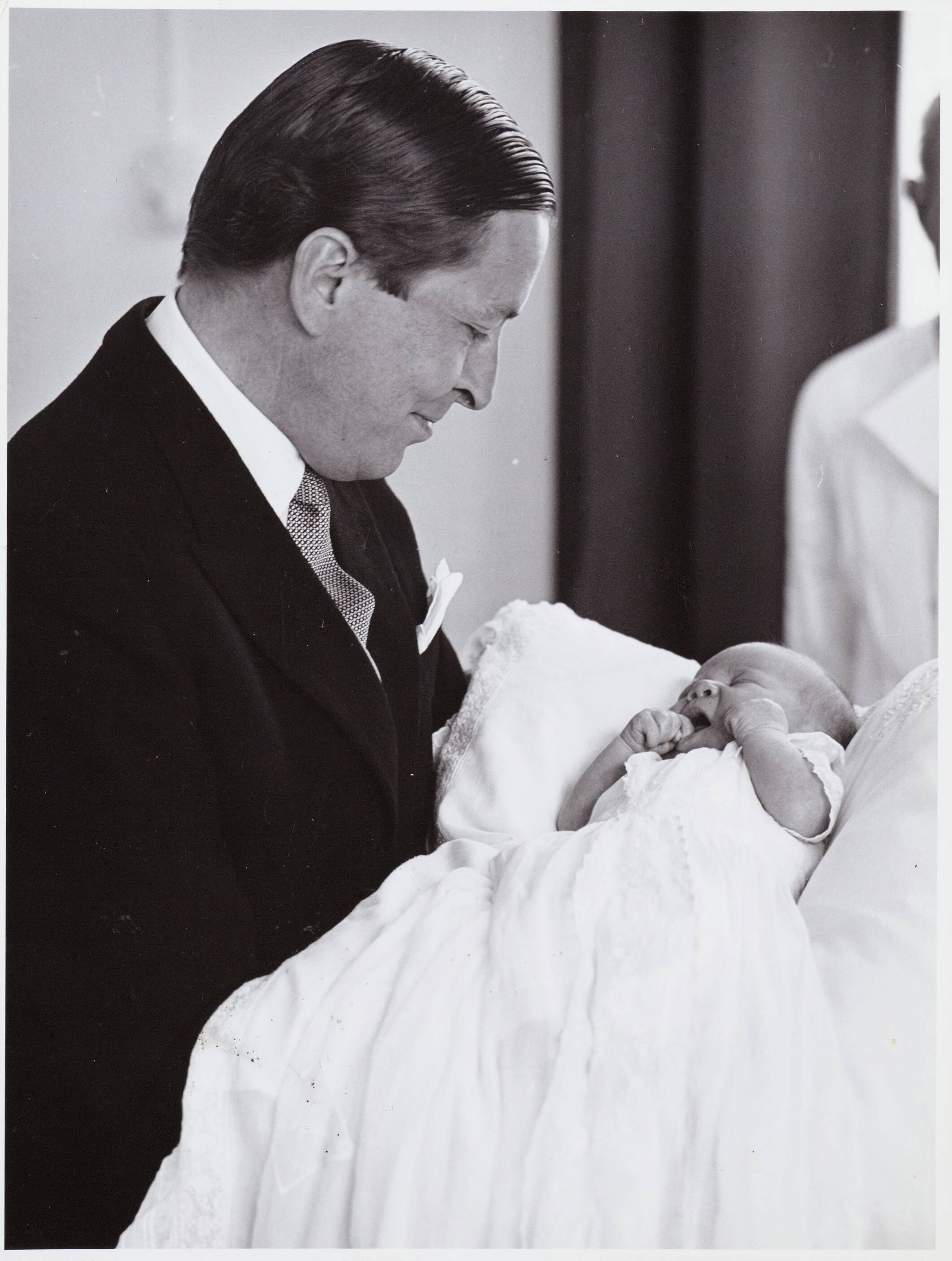 Fotocollectie RVD / Koninklijk Huis — Prins Claus met de baby prins Willem-Alexander in het Academisch Ziekenhuis Utrecht op 2 mei 1967 — Foto: Nationaal Foto Persbureau / RVD. Licentie: Set B: Rechtenvrij / Publiek Domein. Bron: Nationaal Archief. http://hdl.handle.net/10648/afaf2b2c-d0b4-102d-bcf8-003048976d84