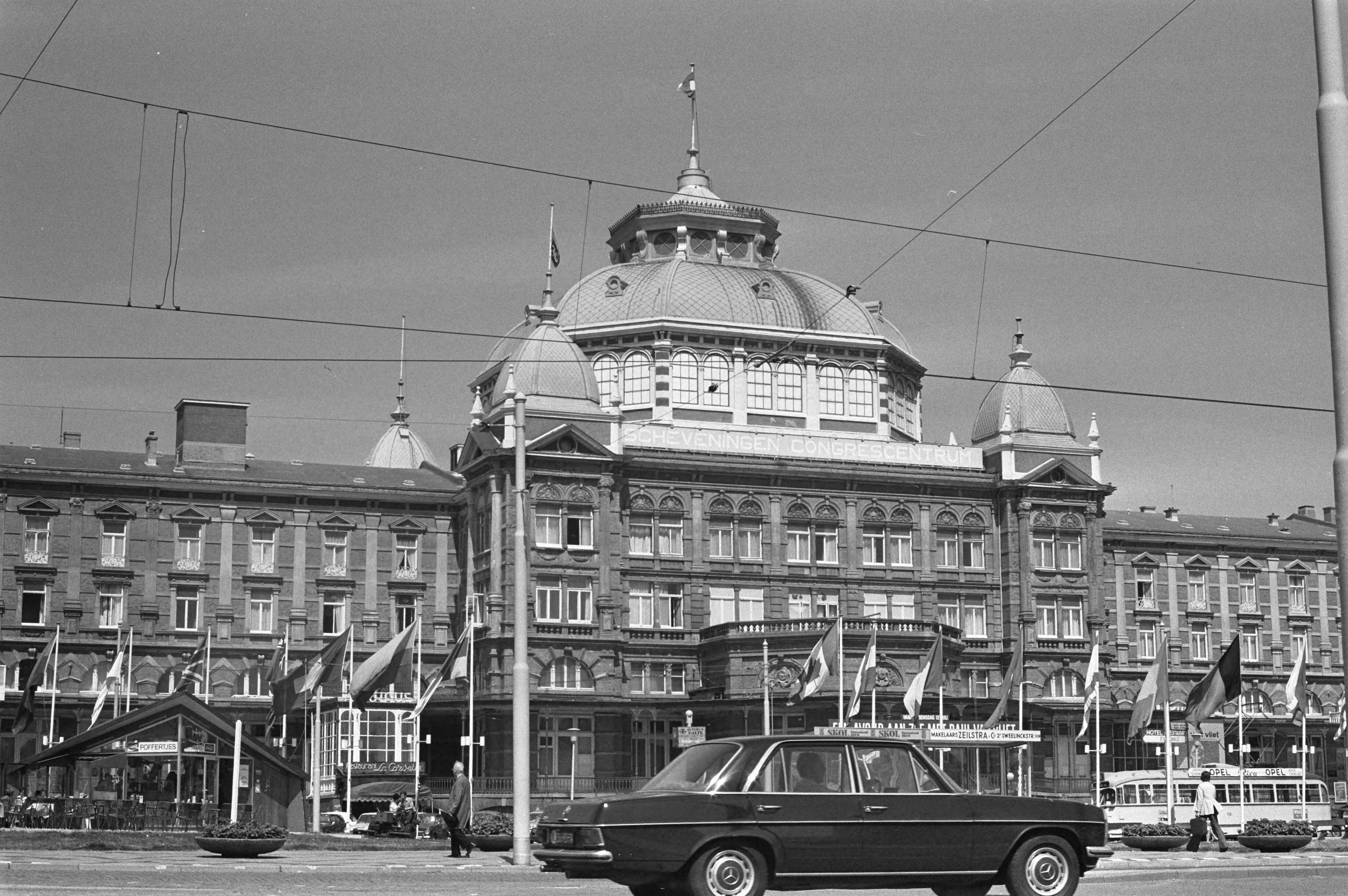 Fotocollectie Anefo — Exterieur Kurhaus, Scheveningen — Foto: Mieremet, Rob / Anefo. Licentie: Set B: Rechtenvrij / Publiek Domein. Bron: Nationaal Archief. http://hdl.handle.net/10648/abef535e-d0b4-102d-bcf8-003048976d84