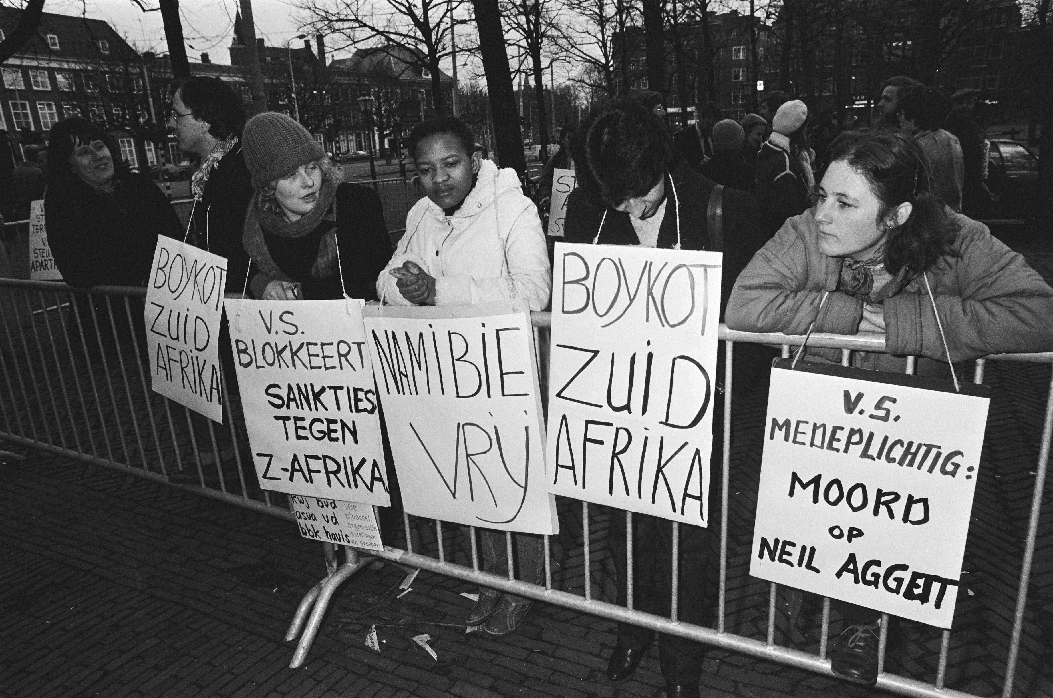 Fotocollectie Anefo — Dem. voor Am. ambassade in Den Haag tegen de Am. steun aan Zuid-Afrika. De demonstranten voor de Amerikaanse ambassade — Foto: Dijk, Hans van / Anefo. Licentie: Set B: Rechtenvrij / Publiek Domein. Bron: Nationaal Archief. http://hdl.handle.net/10648/ad0f8934-d0b4-102d-bcf8-003048976d84