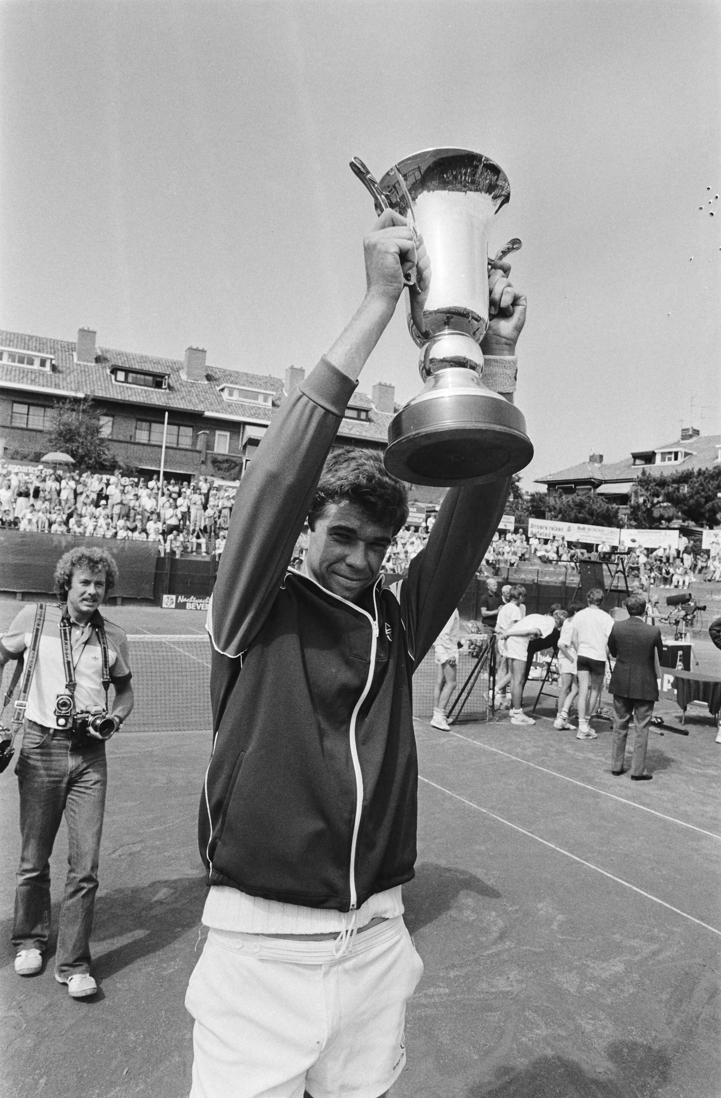 Nederlands Kampioenschap Tennis op de METS-banen in Scheveningen — Michiel Schapers met de beker — Foto: Antonisse, Marcel / Anefo. Licentie: Set B: Rechtenvrij / Publiek Domein. Bron: Nationaal Archief. http://hdl.handle.net/10648/ad2c67b6-d0b4-102d-bcf8-003048976d84