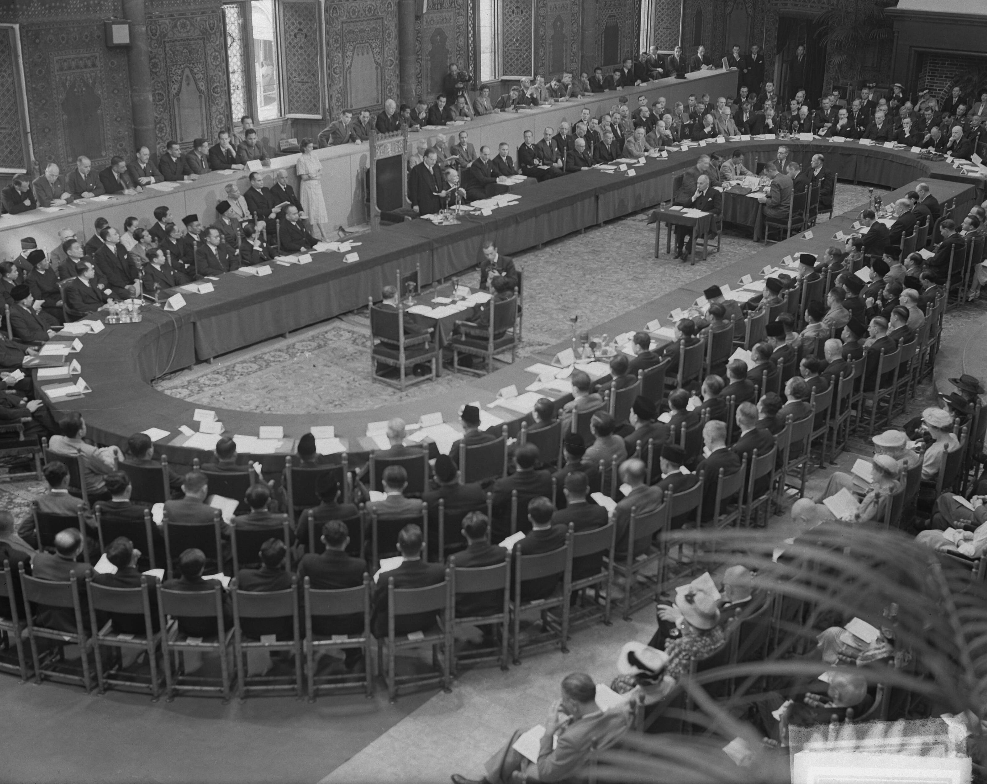 Fotocollectie Anefo — Ronde Tafel Conferentie Indonesië (RTC) in de Ridderzaal te Den Haag. Overzicht — Foto: Oorschot, […] van / Anefo. Licentie: Set B: Rechtenvrij / Publiek Domein. Bron: Nationaal Archief. http://hdl.handle.net/10648/a8ccf7ee-d0b4-102d-bcf8-003048976d84