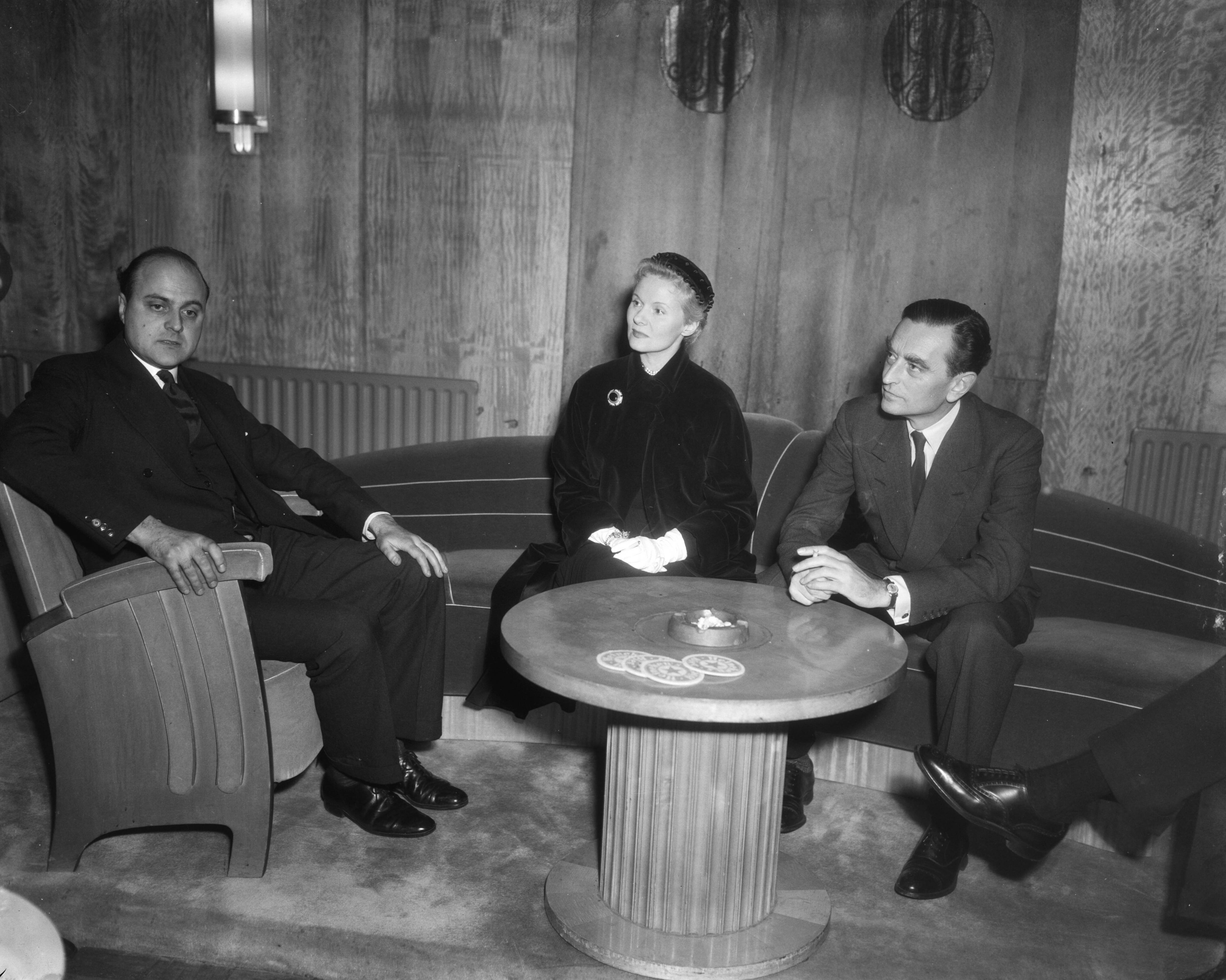 Fotocollectie Anefo — Filmster Ann Todd in bioscoop te Den Haag bij première van de film "The Sound Barrier" . Rechts haar echtgenoot, filmregisseur David Lean — Foto: Pot, Harry / Anefo. Licentie: Set B: Rechtenvrij / Publiek Domein. Bron: Nationaal Archief. http://hdl.handle.net/10648/a90422f0-d0b4-102d-bcf8-003048976d84