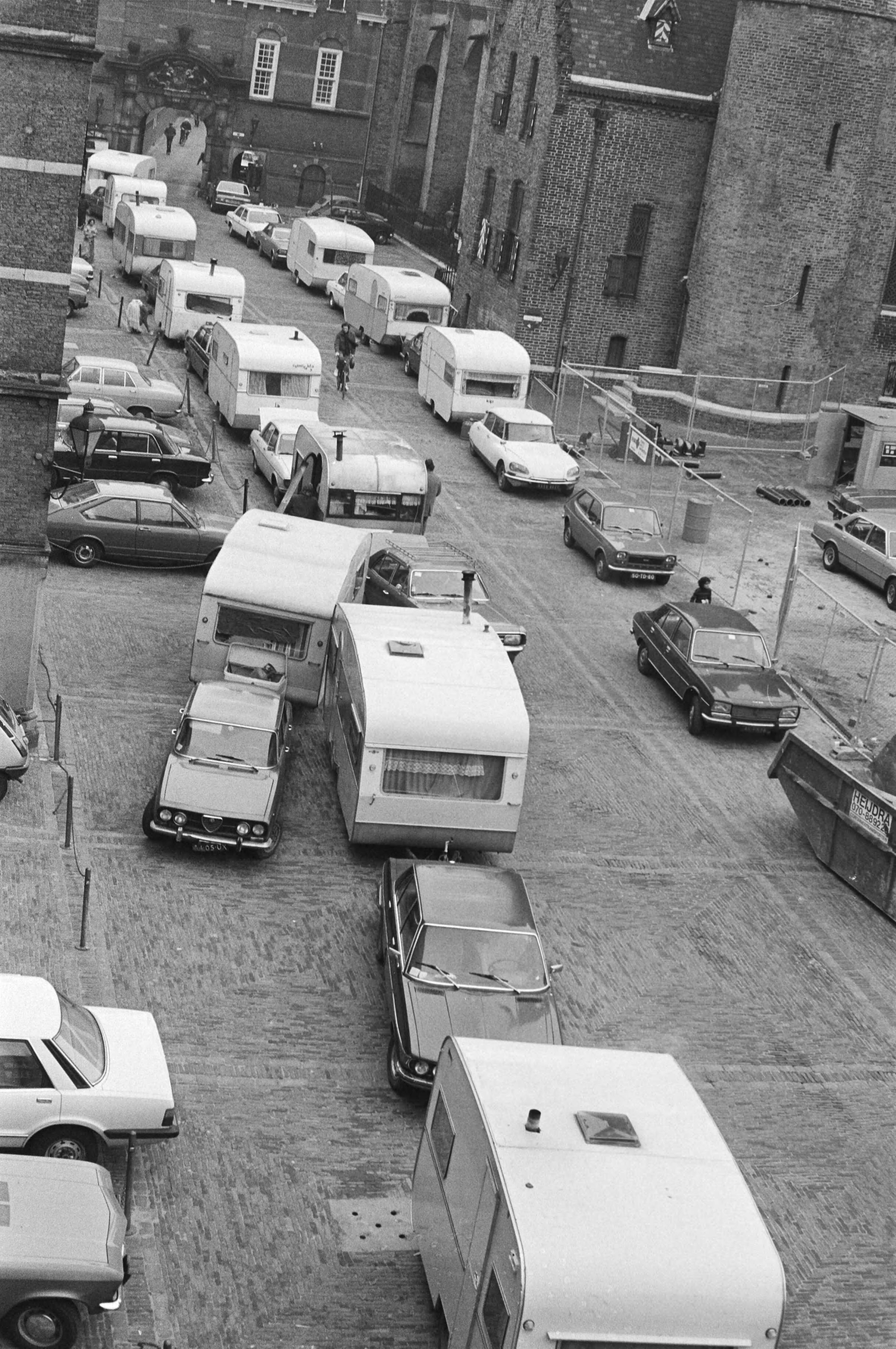 Fotocollectie Anefo — Protest van zigeuners het Binnenhof Den Haag tegen het politie-optreden op het zigeunerkamp Sloterdijk in Amsterdam, — Foto: Antonisse, Marcel / Anefo. Licentie: Set B: Rechtenvrij / Publiek Domein. Bron: Nationaal Archief. http://hdl.handle.net/10648/acf0817e-d0b4-102d-bcf8-003048976d84