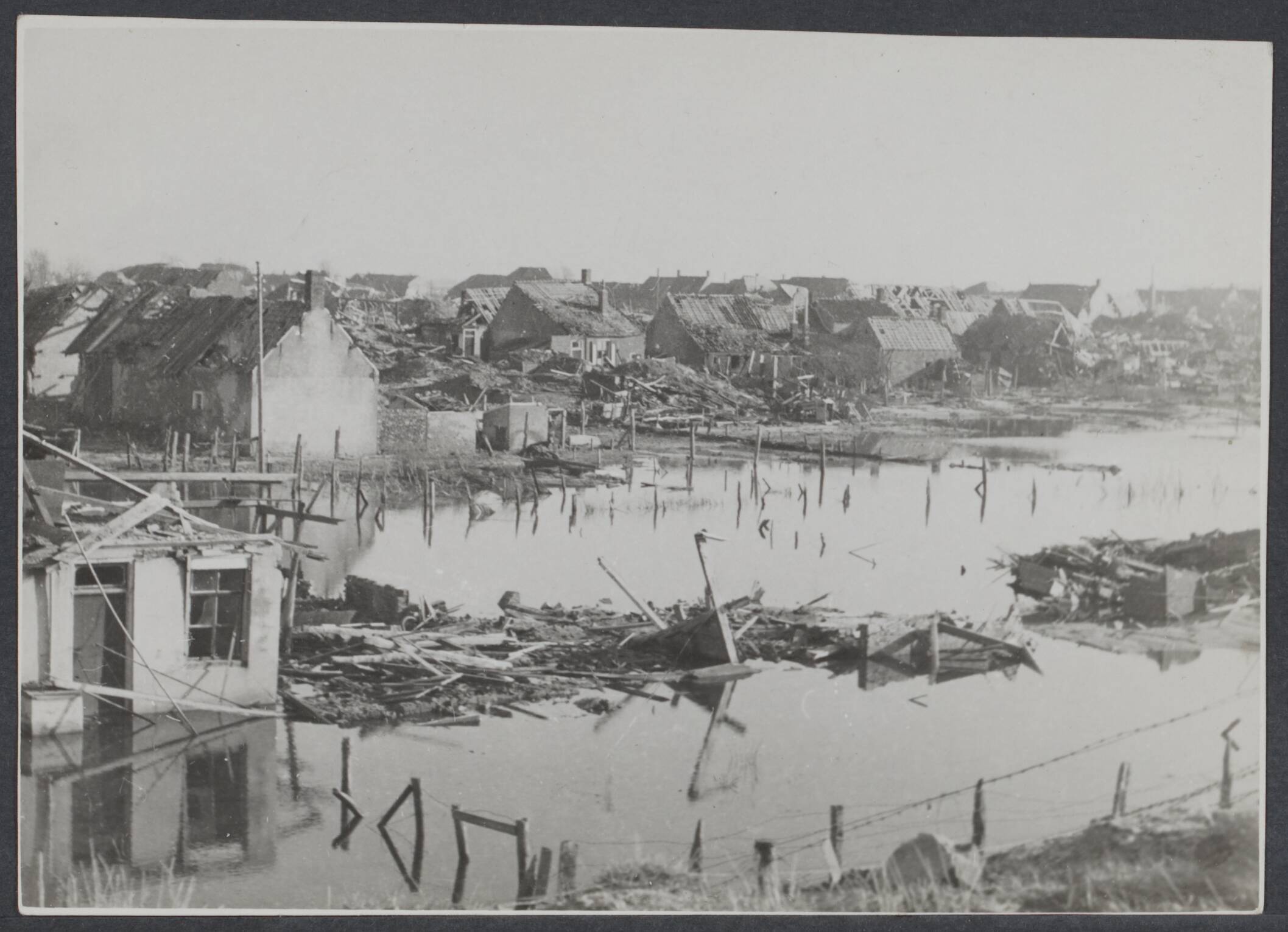 Westkapelle. Raid op de wijk van - 1944 — Een gedeelte van het totaal verwoeste Westkapelle — Foto: Onbekend / Publiek Domein of Rechtenvrij. Licentie: Set B: Rechtenvrij / Publiek Domein. Bron: Nationaal Archief. http://hdl.handle.net/10648/72429c34-9485-b008-b813-271048cb9d23
