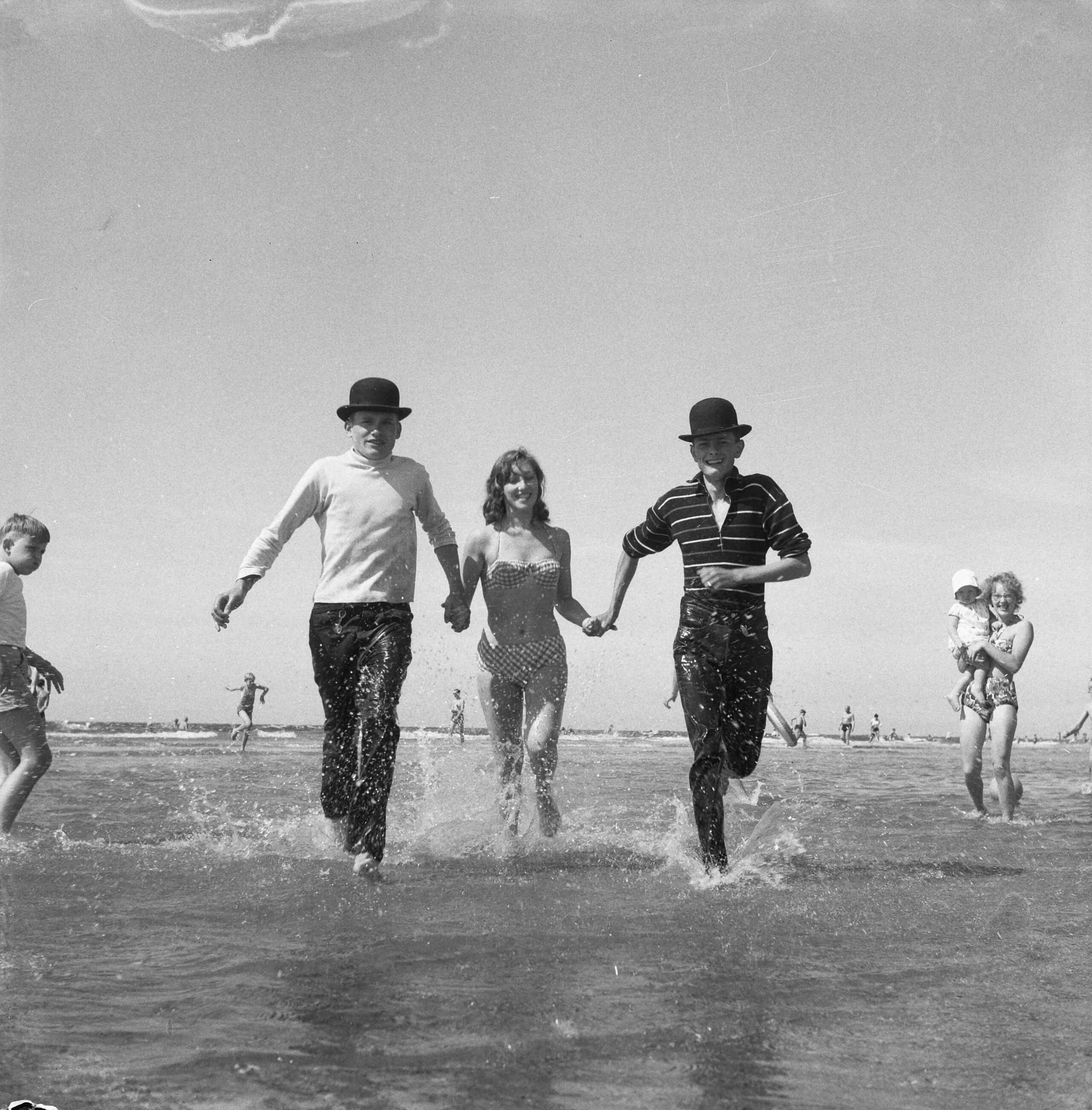Fotocollectie Anefo — Mooi weer aan het strand in Zandvoort, moderne jeugd — Foto: Rossem, Wim van / Anefo. Licentie: Set B: Rechtenvrij / Publiek Domein. Bron: Nationaal Archief. http://hdl.handle.net/10648/a9b5ca96-d0b4-102d-bcf8-003048976d84