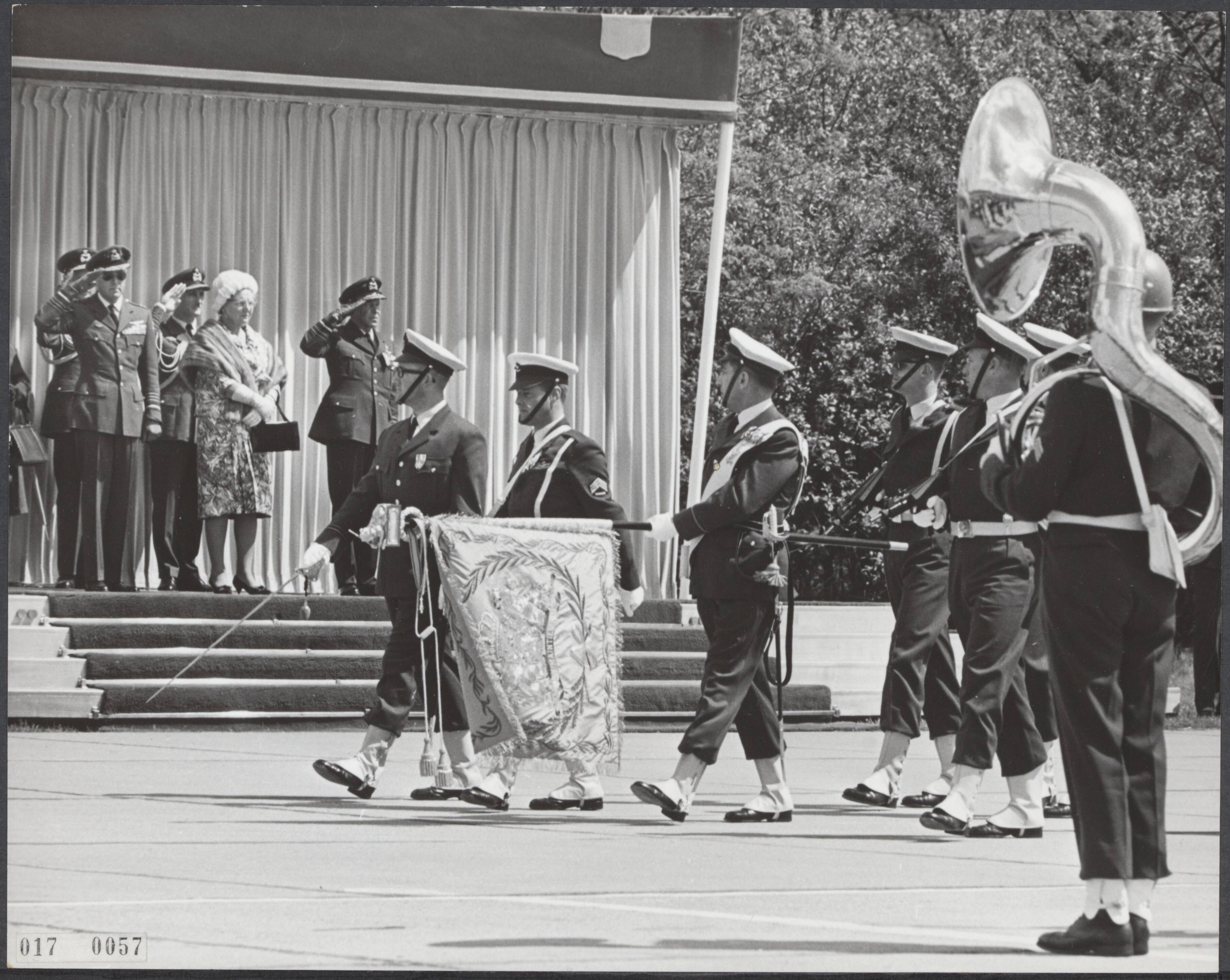 Fotocollectie Elsevier Binnenland — Koningin Juliana heeft op de vliegbasis Soesterberg de Koninklijke Luchtmacht haar vaandel gegeven. Defilé — Foto: Koch, Eric / Anefo. Licentie: Set B: Rechtenvrij / Publiek Domein. Bron: Nationaal Archief. http://hdl.handle.net/10648/adbc97dc-d0b4-102d-bcf8-003048976d84