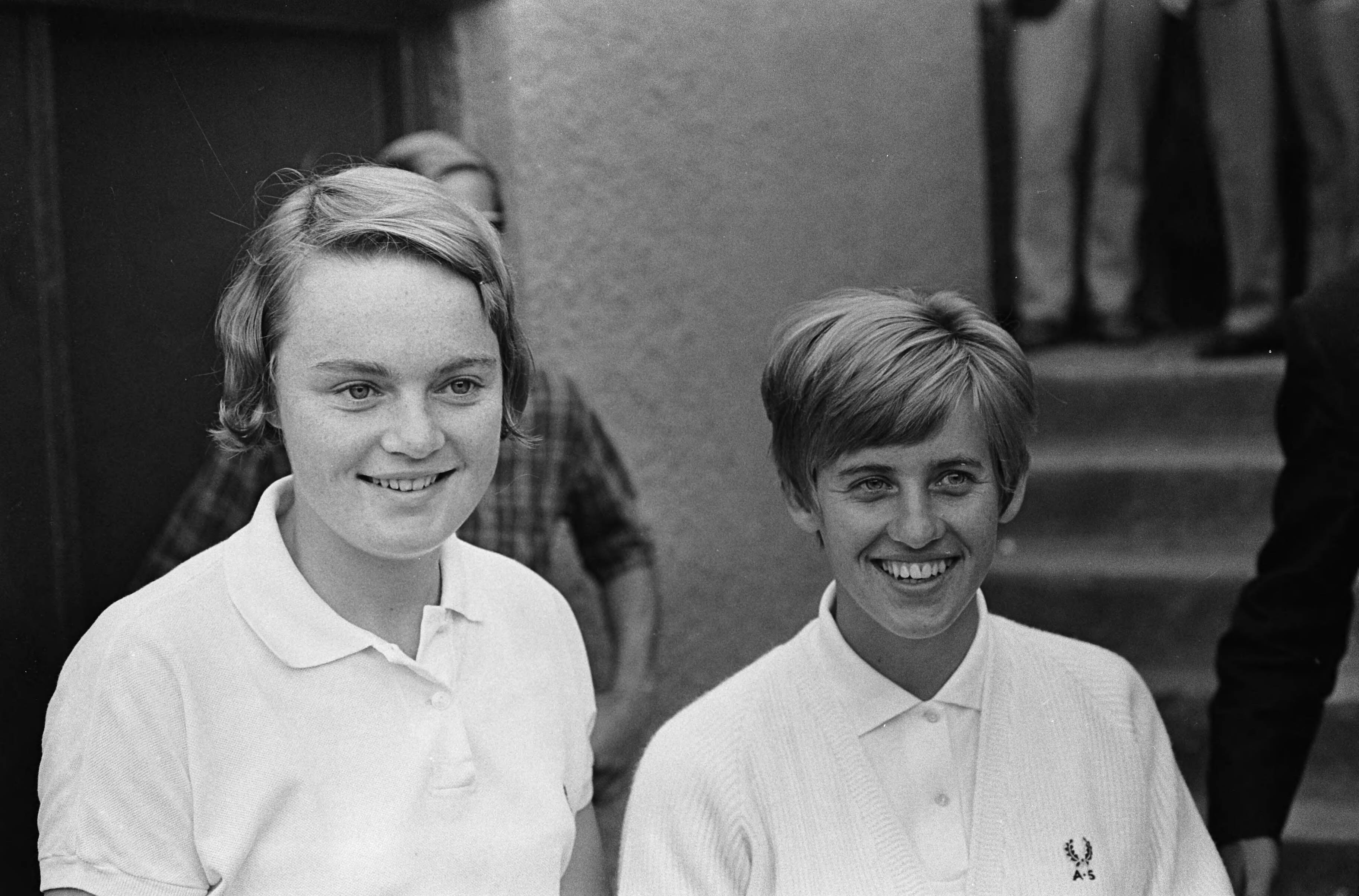 Fotocollectie Anefo — Nederlandse Tenniskampioenschappen Scheveningen. Heren dubbel Okker en Schneider — Foto: Koch, Eric / Anefo. Licentie: Set B: Rechtenvrij / Publiek Domein. Bron: Nationaal Archief. http://hdl.handle.net/10648/ab23061e-d0b4-102d-bcf8-003048976d84