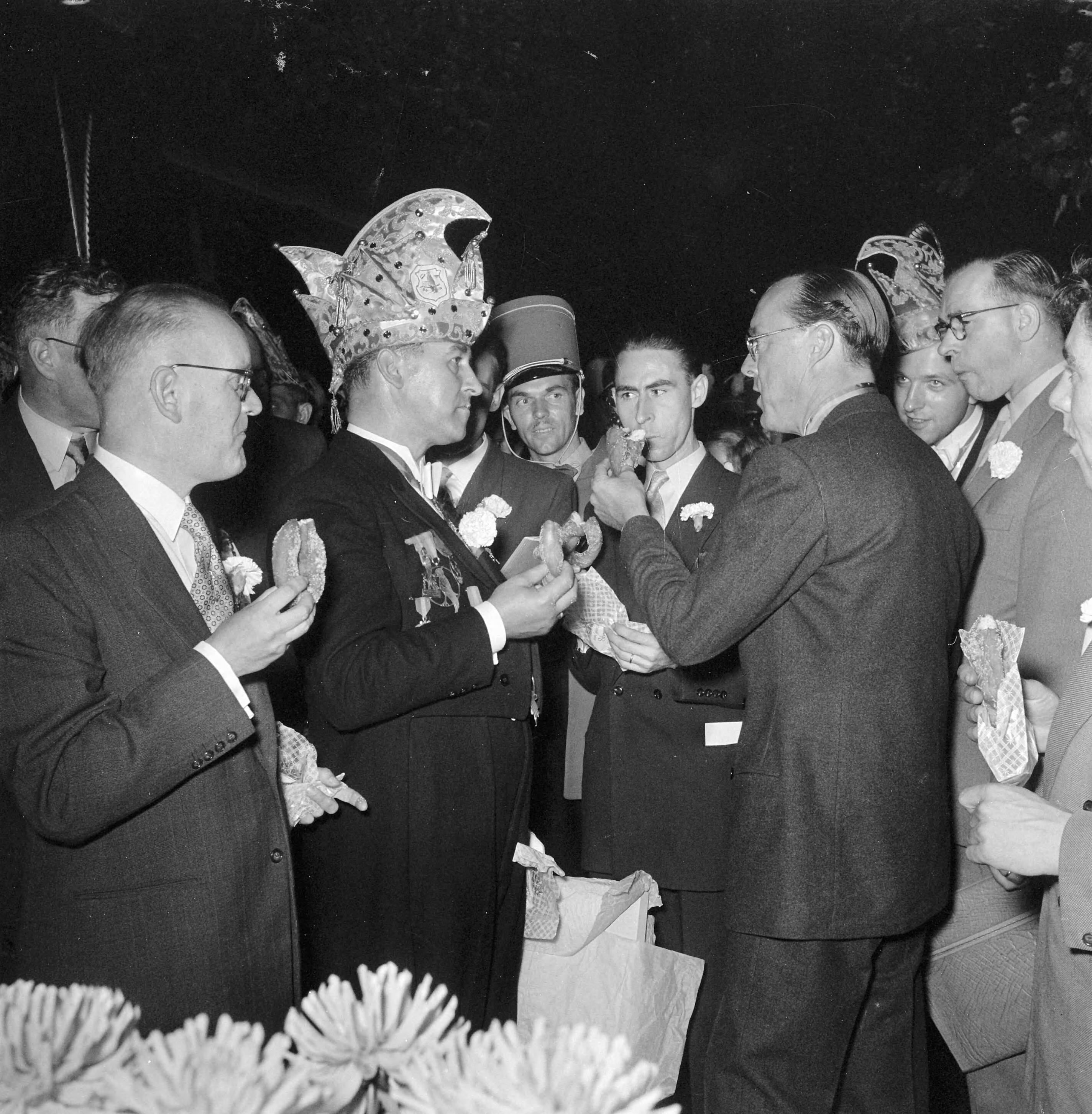 Carnavalsstemming in de Orangerie van paleis Soestdijk bij bezoek van Limburgers — Foto: Noske, J.D. / Anefo. — Licentie: Set B: Rechtenvrij / Publiek Domein. Bron: Nationaal Archief. http://hdl.handle.net/10648/a912637e-d0b4-102d-bcf8-003048976d84