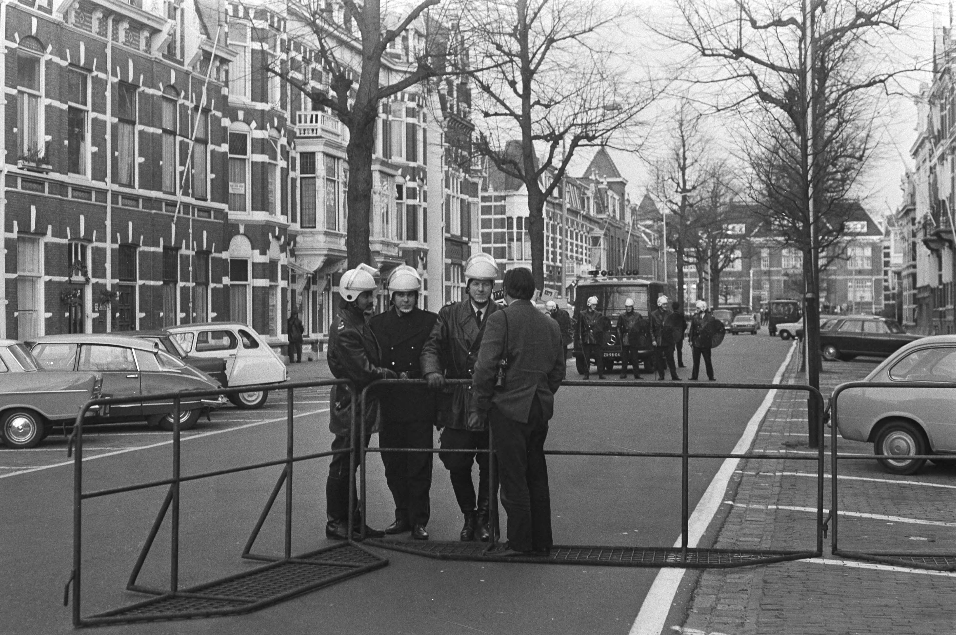 Fotocollectie Anefo — Proces tegen33 zuidmolukkers die residentie Indonesische Ambassade bezetten in Wassenaar afzettingen rond gerechtsgebouw Den Haag — Foto: Mieremet, Rob / Anefo. Licentie: Set B: Rechtenvrij / Publiek Domein. Bron: Nationaal Archief. http://hdl.handle.net/10648/abad2b14-d0b4-102d-bcf8-003048976d84
