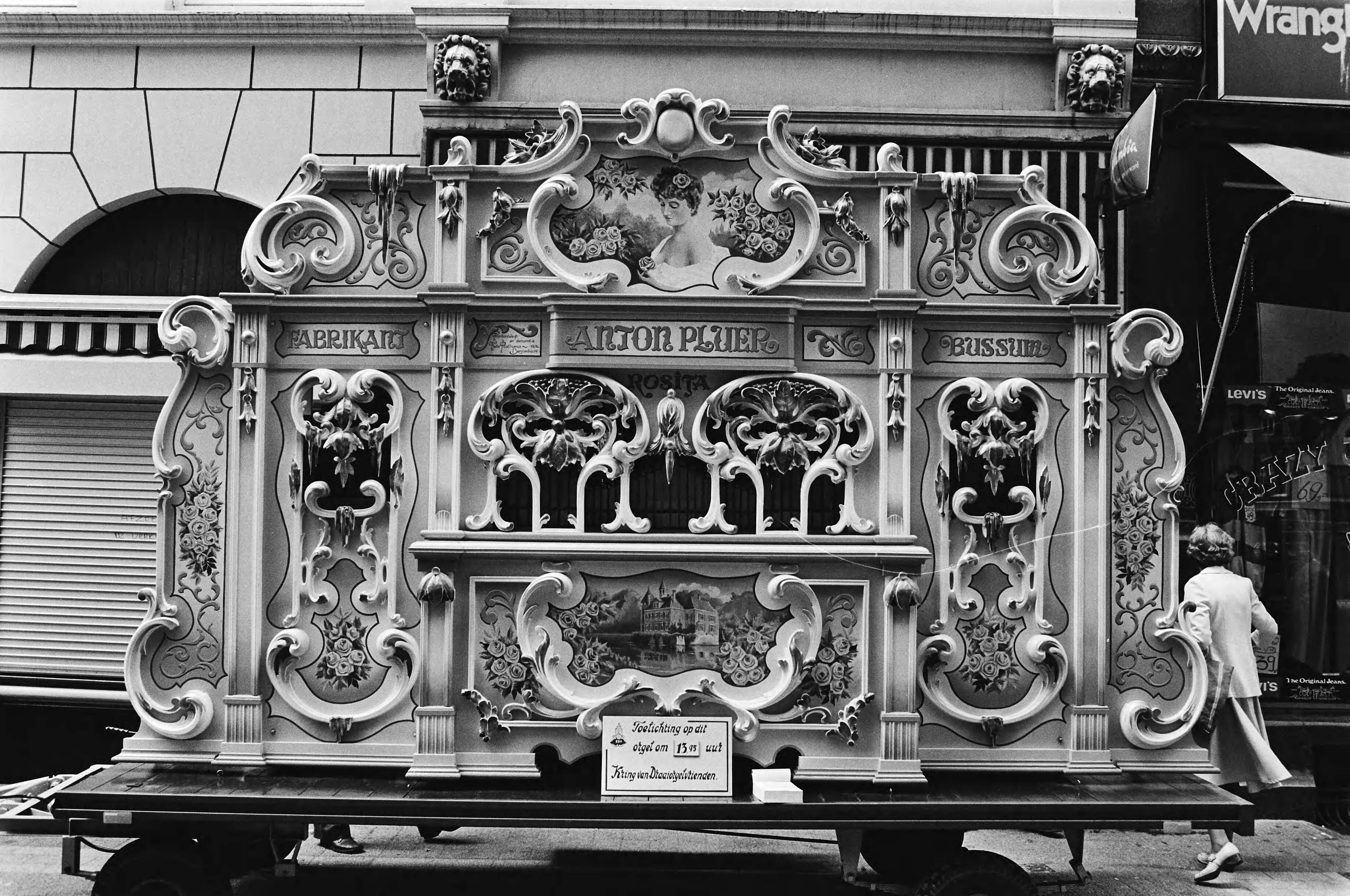 Draaiorgels op de Grote Markt in Haarlem — Draaiorgel Rosita — Foto: Bogaerts, Rob / Anefo. Licentie: Set B: Rechtenvrij / Publiek Domein. Bron: Nationaal Archief. http://hdl.handle.net/10648/accd447a-d0b4-102d-bcf8-003048976d84