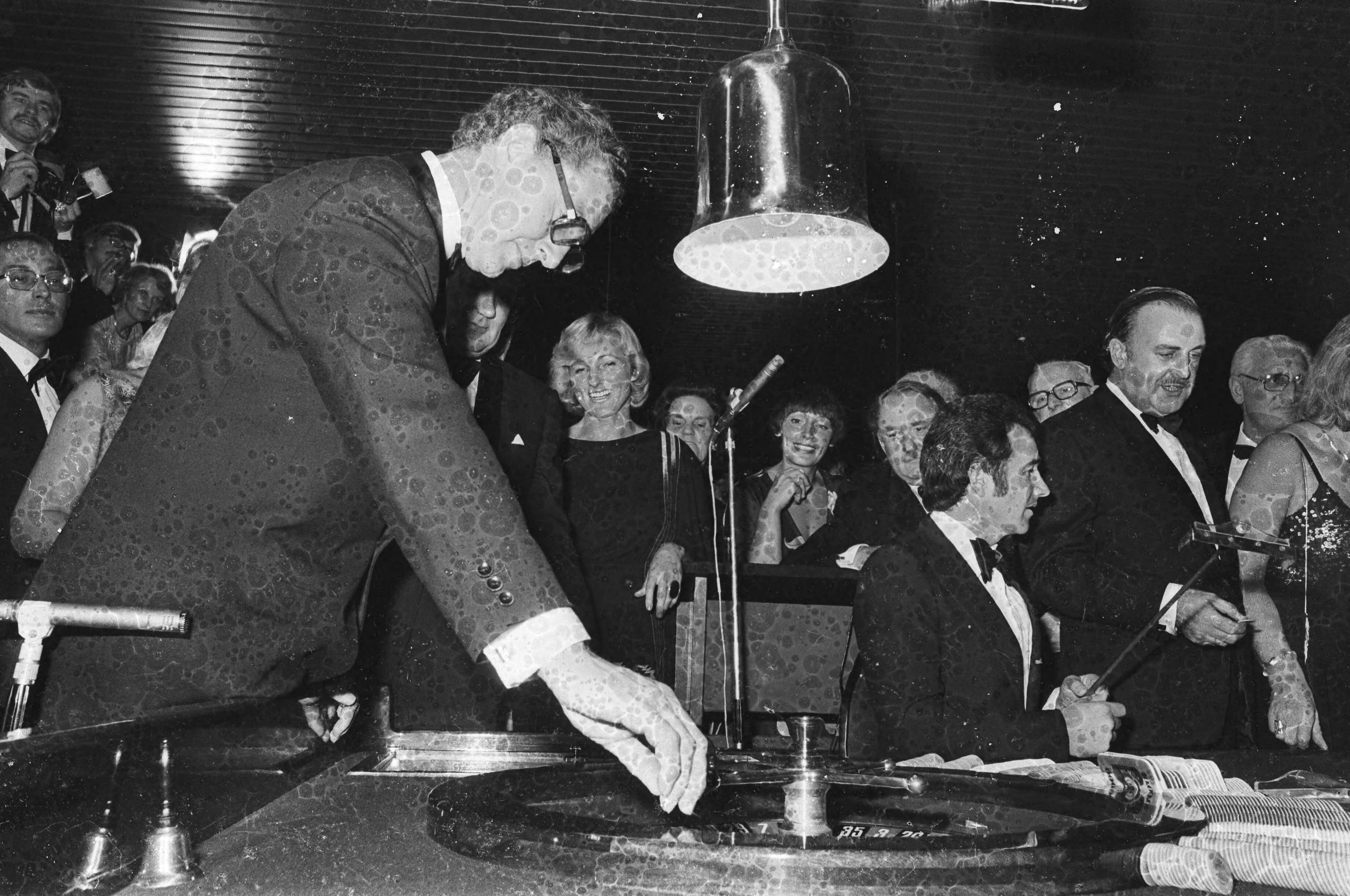 Fotocollectie Anefo — Opening Casino Zandvoort; overzicht van het casino in bedrijf — Foto: Peters, Hans / Anefo. Licentie: Set B: Rechtenvrij / Publiek Domein. Bron: Nationaal Archief. http://hdl.handle.net/10648/ac8cdad4-d0b4-102d-bcf8-003048976d84