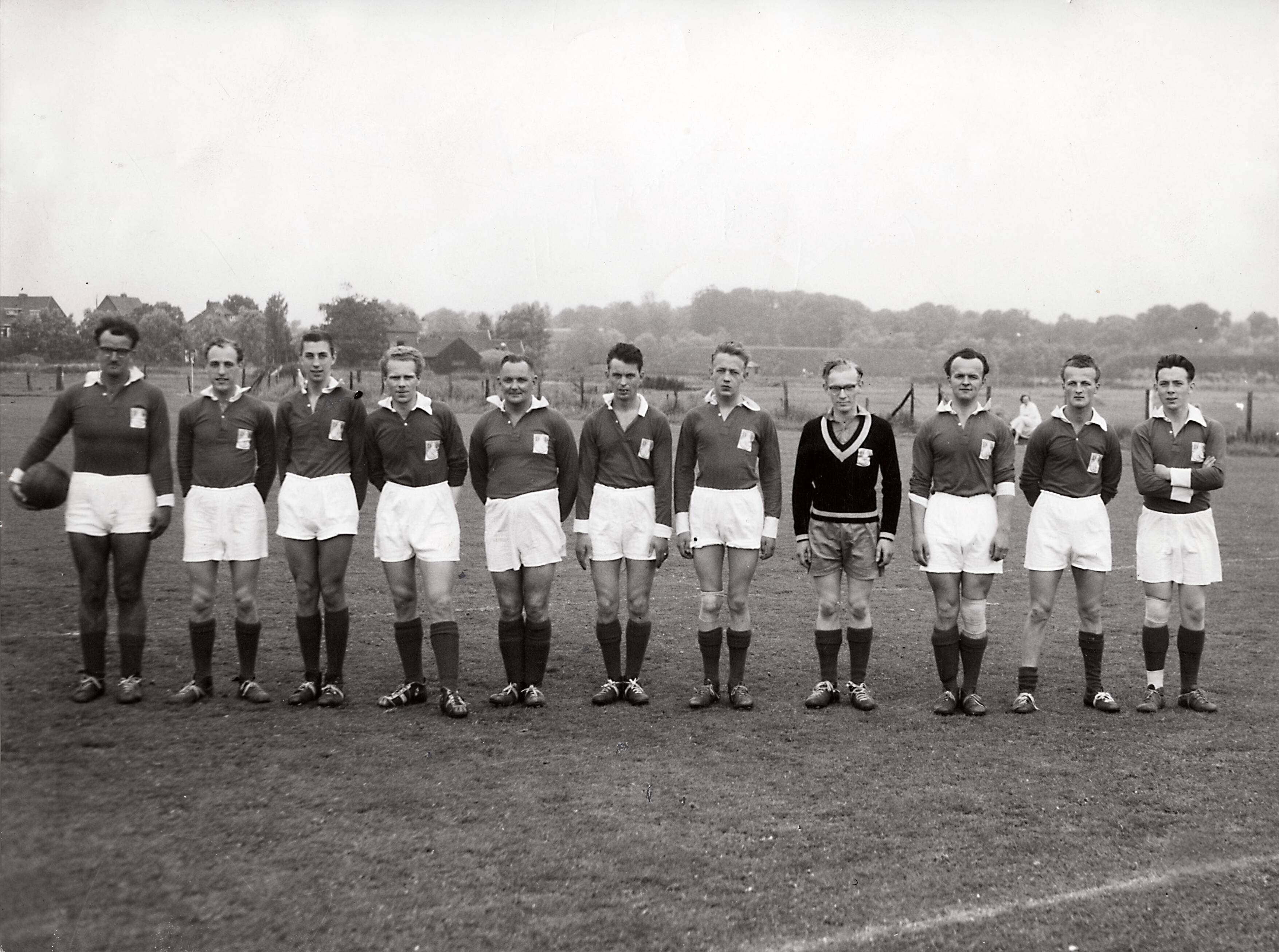 Sportactiviteiten personeel Drukkerij N.V. De Spaarnestad / Voetbal, o.a. F.C. Panorama — [Serie bedrijfsvoetbal Spaarnestad] D.D.H. [voetbalelftal poseert] [op hun borst embleem van N.V. De Spaarnestad] — Foto: Fotograaf Onbekend / Spaarnestad / Spaarnestad Photo (05887). Licentie: Set B: Rechtenvrij / Publiek Domein. Bron: Nationaal Archief. http://hdl.handle.net/10648/35429da6-3f1e-a382-e063-6df0900a6686