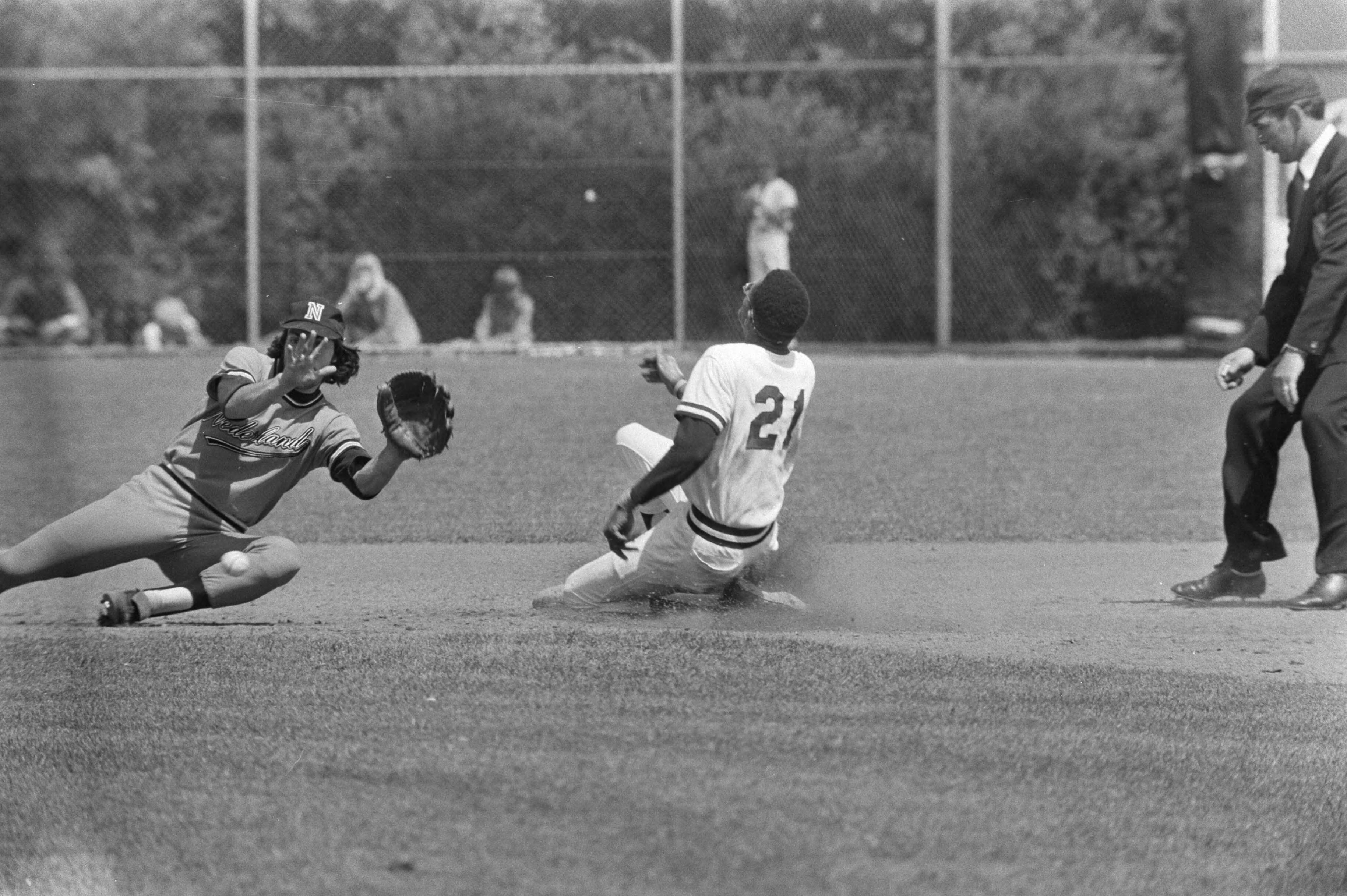 Fotocollectie Anefo — Haarlemse honkbalweek, Nederland tegen Arizona 4-8, Frank Smit (l) in duel met Bob Stark op derde honk — Foto: Mieremet, Rob / Anefo. Licentie: Set B: Rechtenvrij / Publiek Domein. Bron: Nationaal Archief. http://hdl.handle.net/10648/ac50da8e-d0b4-102d-bcf8-003048976d84