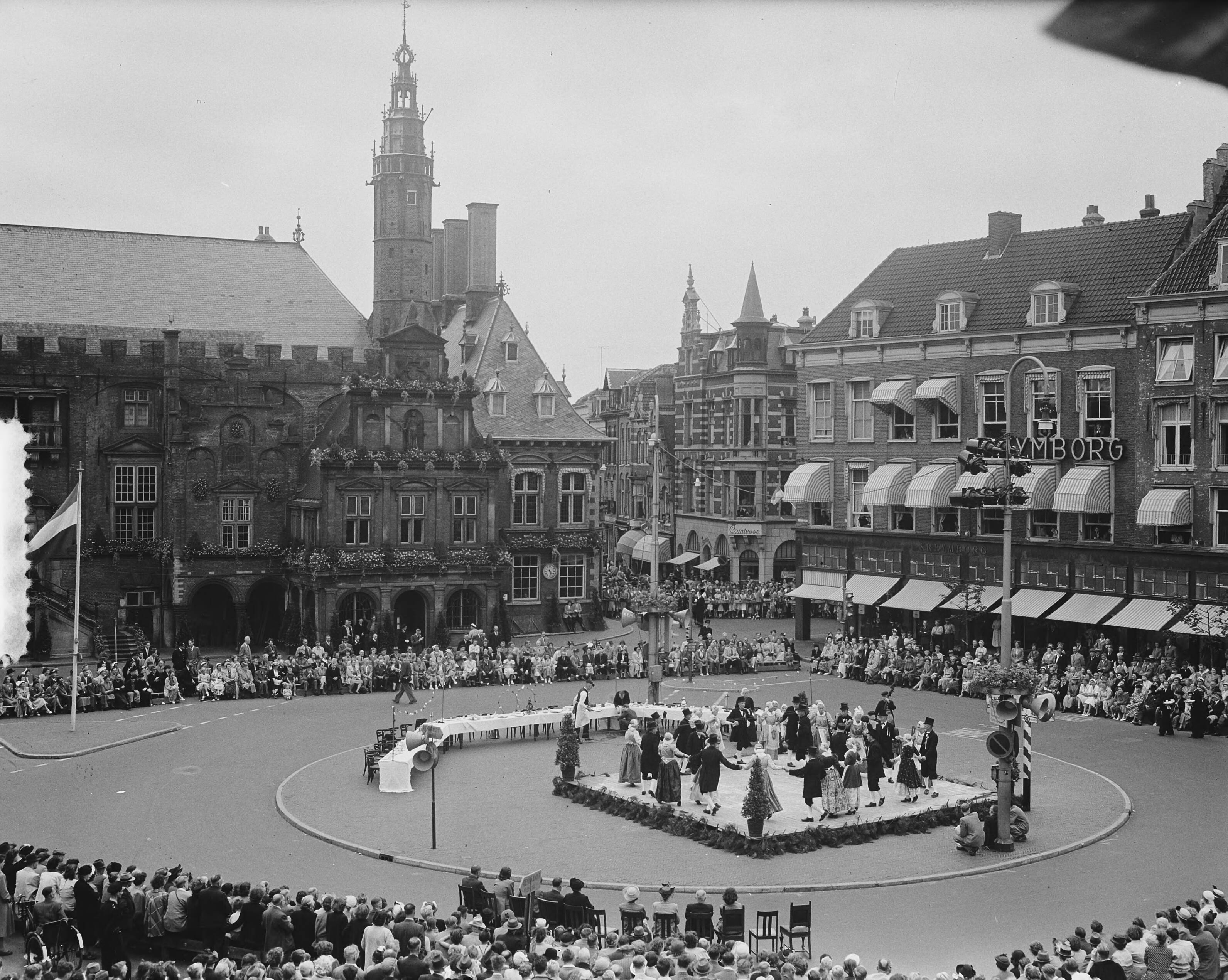 Fotocollectie Anefo — Westfriese bruiloft op Grote Markt te Haarlem — Foto: Vogel, Carel L. de / Anefo. Licentie: Set B: Rechtenvrij / Publiek Domein. Bron: Nationaal Archief. http://hdl.handle.net/10648/a8ed7adc-d0b4-102d-bcf8-003048976d84