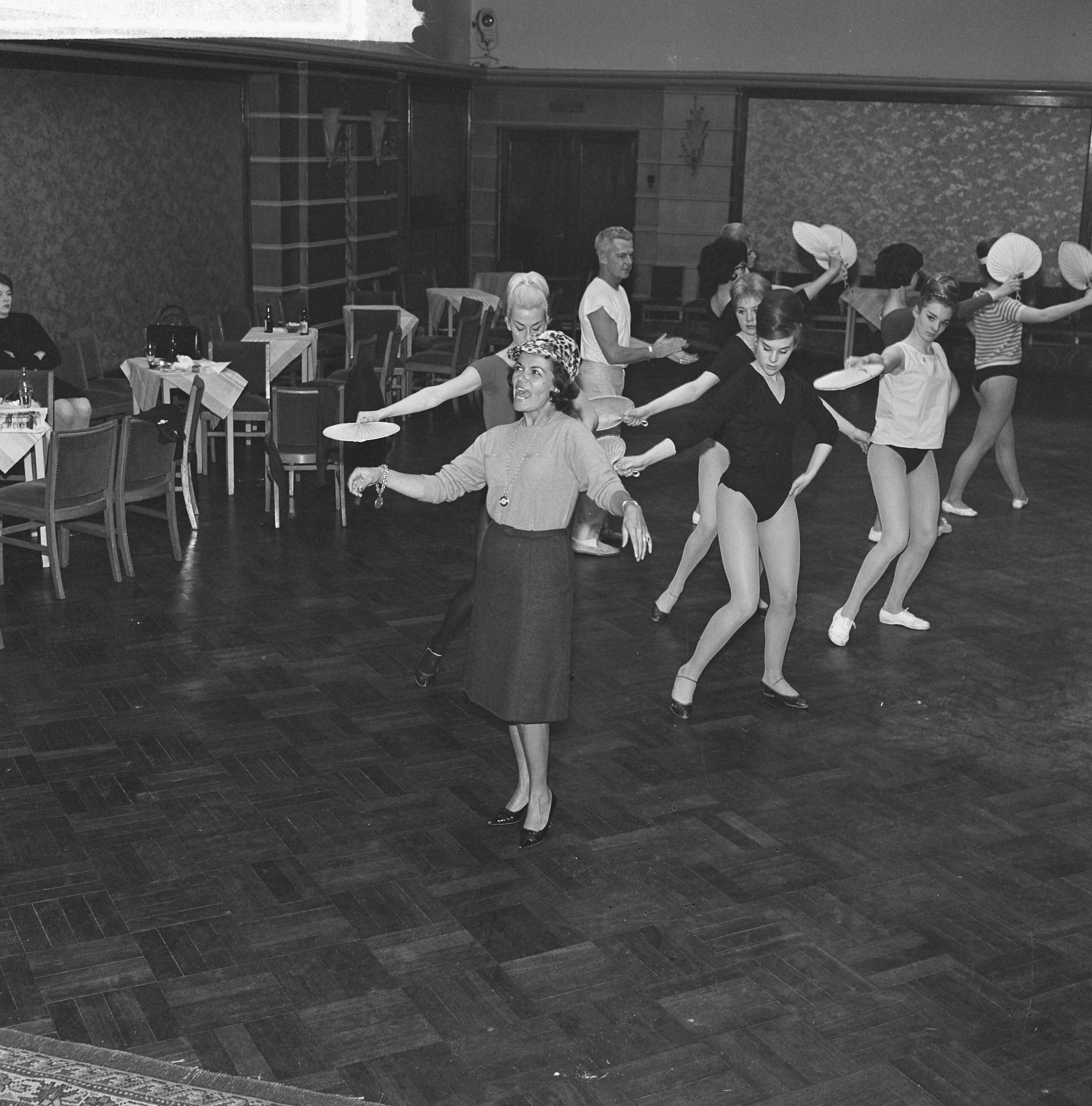 Fotocollectie Anefo — Eve Boswell komt voor Nederlandse TV, hier repeteert ze in hotel Hof van Holland te Hilversum de song "African Waltz" met het AVRO-ballet — Foto: Koch, Eric / Anefo. Licentie: Set B: Rechtenvrij / Publiek Domein. Bron: Nationaal Archief. http://hdl.handle.net/10648/aa252864-d0b4-102d-bcf8-003048976d84