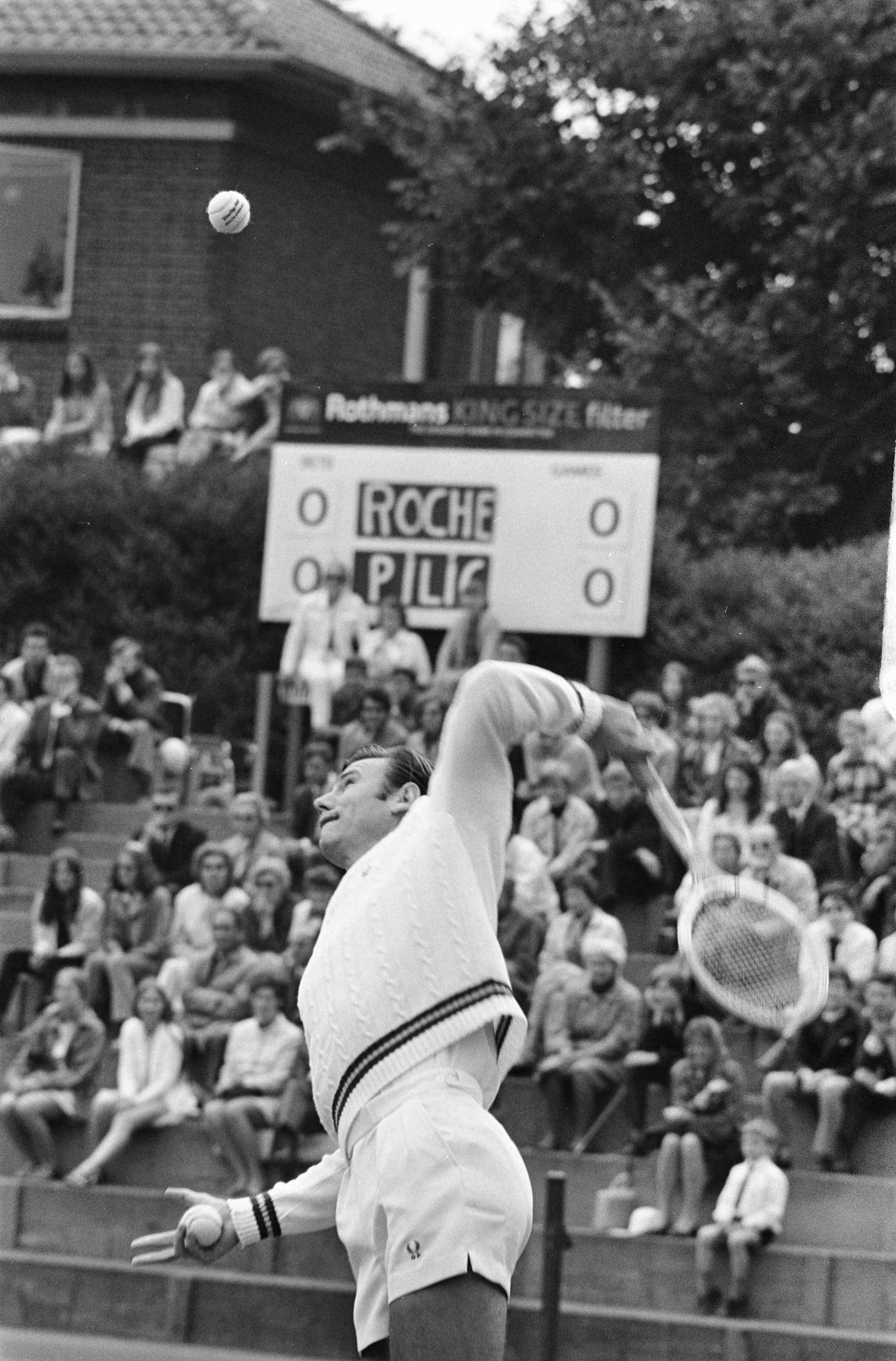 Tennistoernooi op METS-banen te Scheveningen — De Kroaat Nikola "Niki" Pilić in aktie tegen de Fransman Roche — Foto: Fotograaf Onbekend / Anefo. Licentie: Set B: Rechtenvrij / Publiek Domein. Bron: Nationaal Archief. http://hdl.handle.net/10648/ab9b74dc-d0b4-102d-bcf8-003048976d84
