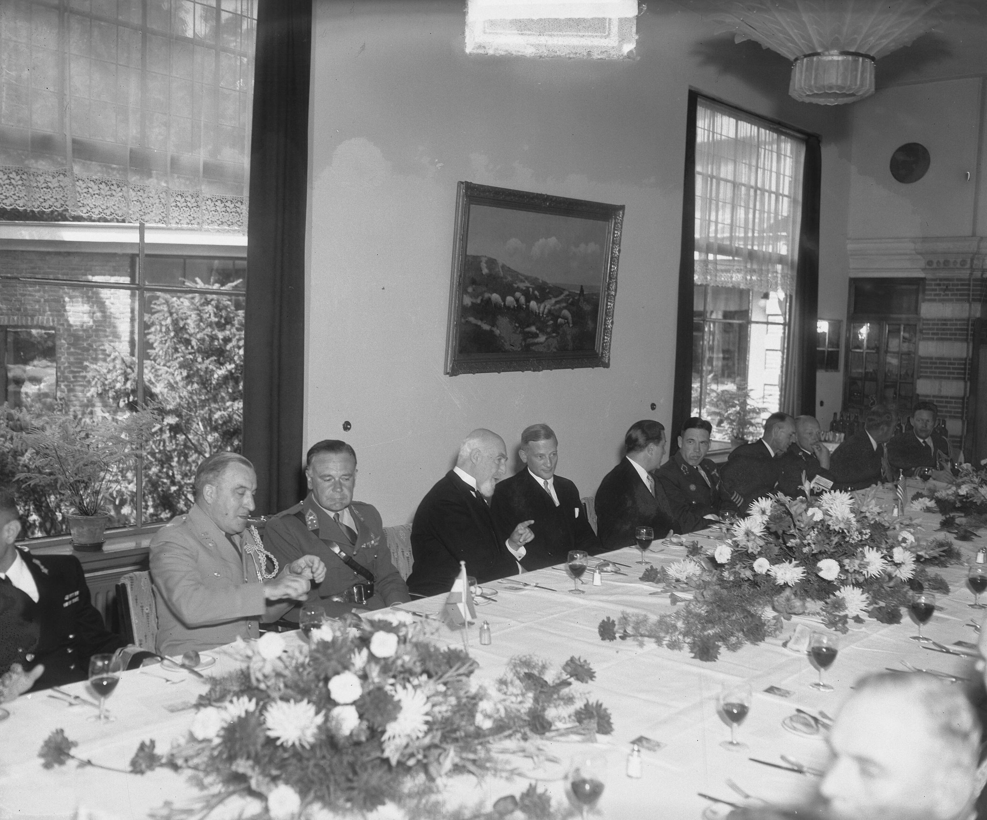 Fotocollectie Anefo — Lunch Kasteel Oud Wassenaar. Bezoek Admiraal Conolly — Foto: Merk, Ben / Anefo. Licentie: Set B: Rechtenvrij / Publiek Domein. Bron: Nationaal Archief. http://hdl.handle.net/10648/a8cbc41e-d0b4-102d-bcf8-003048976d84