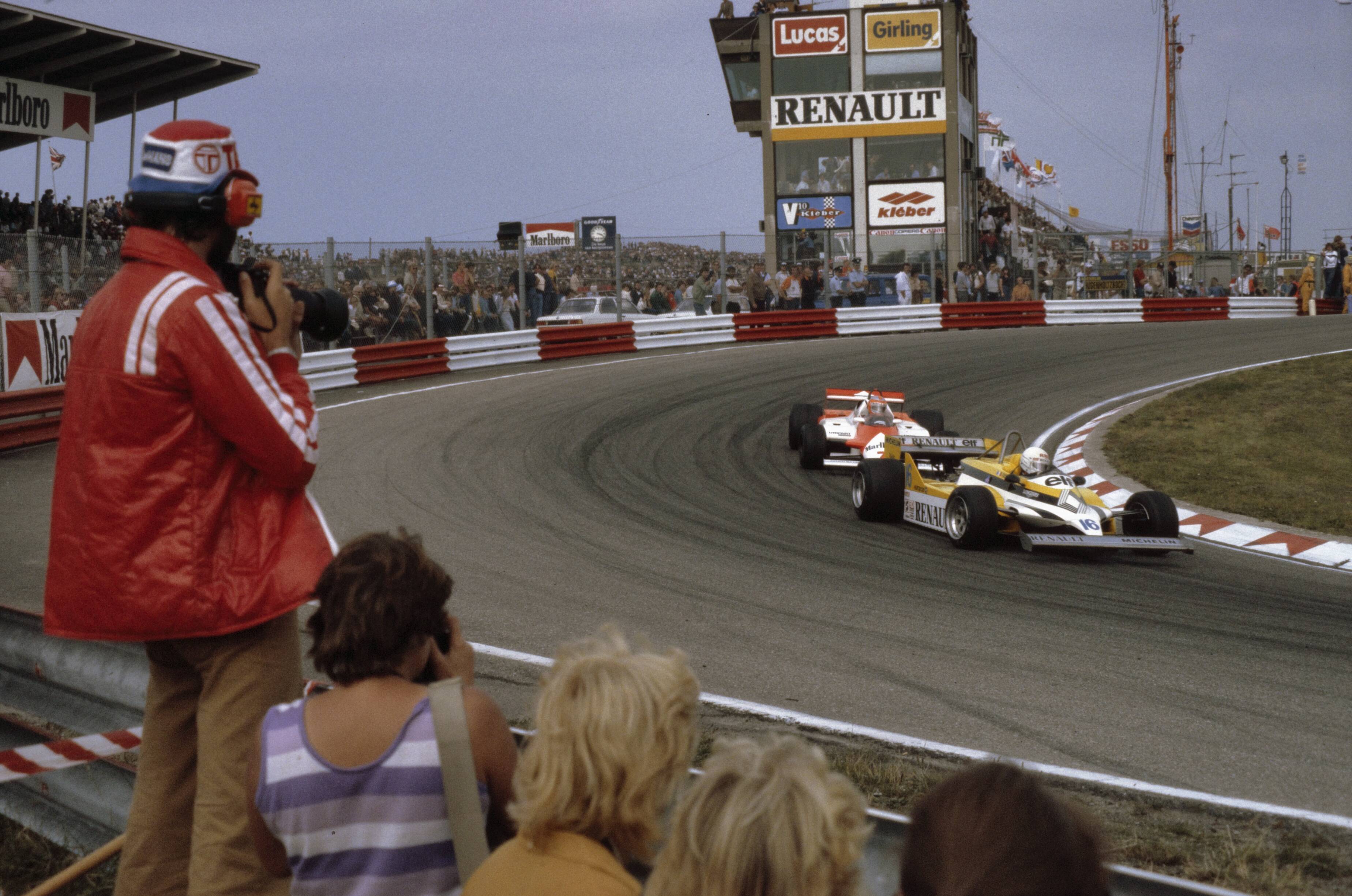 Fotocollectie Anefo — Grand Prix van Nederland op circuit van Zandvoort; nr. 2 : Rene Arnoux voorop in aktie, nr. 3 : Carlos Reutemann achter Jacques Laffite — Foto: Dijk, Hans van / Anefo. Licentie: Set B: Rechtenvrij / Publiek Domein. Bron: Nationaal Archief. http://hdl.handle.net/10648/ad8aa5b0-d0b4-102d-bcf8-003048976d84