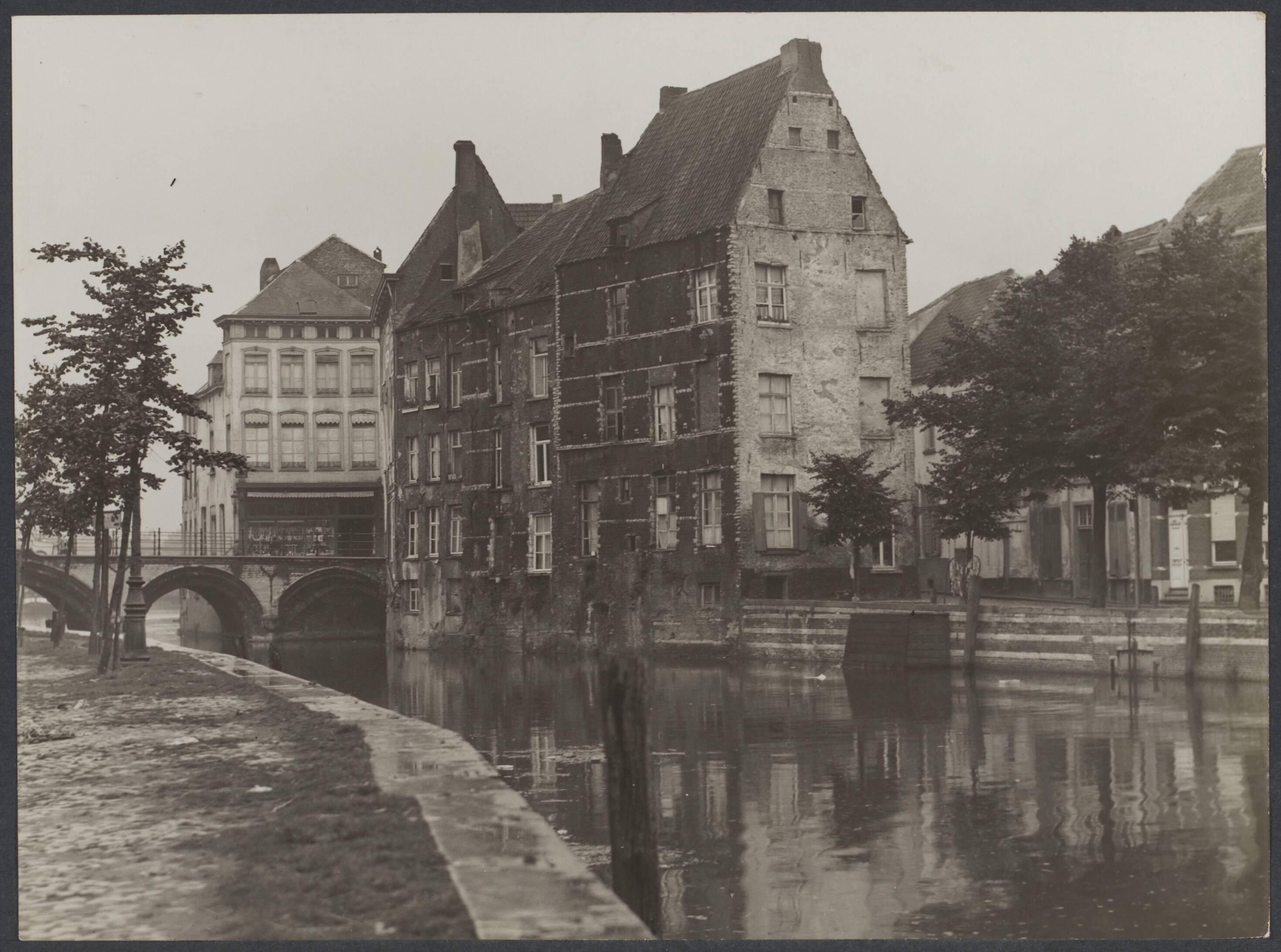 Mechelen — Mechelen. Laatgotische panden tussen de Dijle, de Grootbrug (links) en de Lange Schipstraat (rechts) — Foto: Onbekend / Publiek Domein of Rechtenvrij. Licentie: Set B: Rechtenvrij / Publiek Domein. Bron: Nationaal Archief. http://hdl.handle.net/10648/91779ff0-1d80-bf00-c326-882164518417