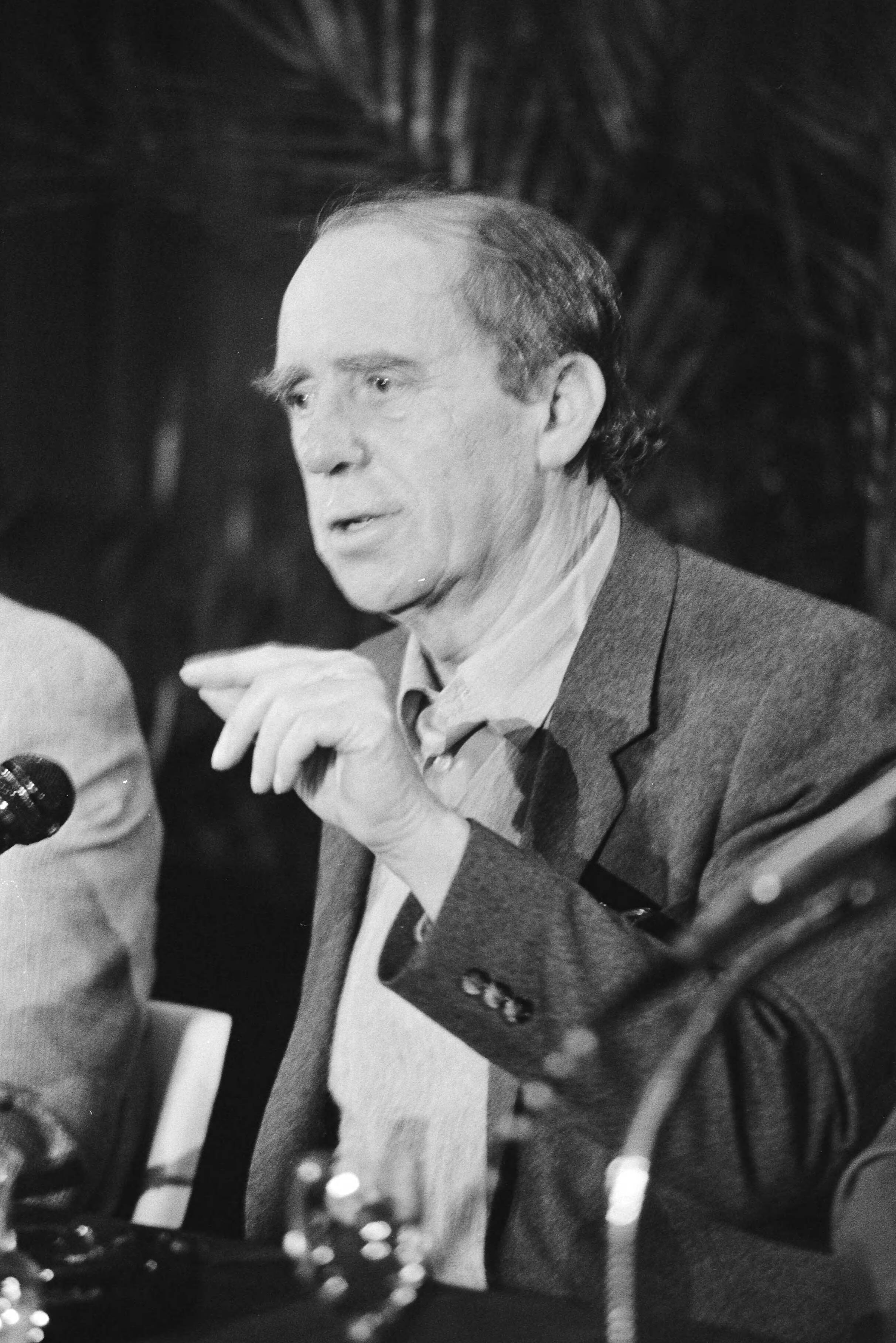 Duitse schrijver Heinrich Böll geeft een persconferentie in Heerlen — Limburg|Heerlen|persconferenties |schrijvers |portretten|Böll, Heinrich — Foto: Antonisse, Marcel / Anefo. Licentie: Set B: Rechtenvrij / Publiek Domein. Bron: Nationaal Archief. http://hdl.handle.net/10648/ad278dd6-d0b4-102d-bcf8-003048976d84