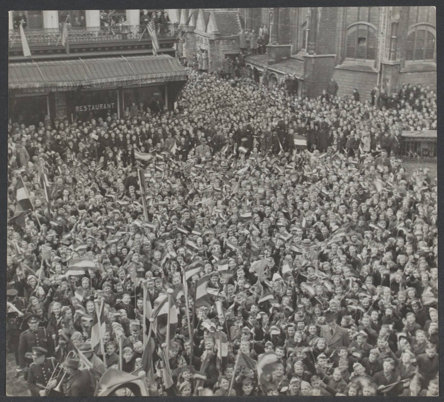 Bevrijding Nederland 1944 [bevat ook foto's uit 1945] — Koningin Wilhelmina bezoekt bevrijd Nederland voor de tweede maal, dit keer vergezeld van prinses Juliana. Dit is de eerste keer dat Juliana haar bevrijd vaderland bezoekt en haar gemaal prins Bernhard voor het eerst op bevrijd gebied ontmoet. De bevolking van Breda viert de verjaardag van prinses Juliana — Foto: Poll, Willem van de / Anefo. Licentie: Set B: Rechtenvrij / Publiek Domein. Bron: Nationaal Archief. http://hdl.handle.net/10648/394ce67b-9d24-91b4-bc20-c764ec48aaa8