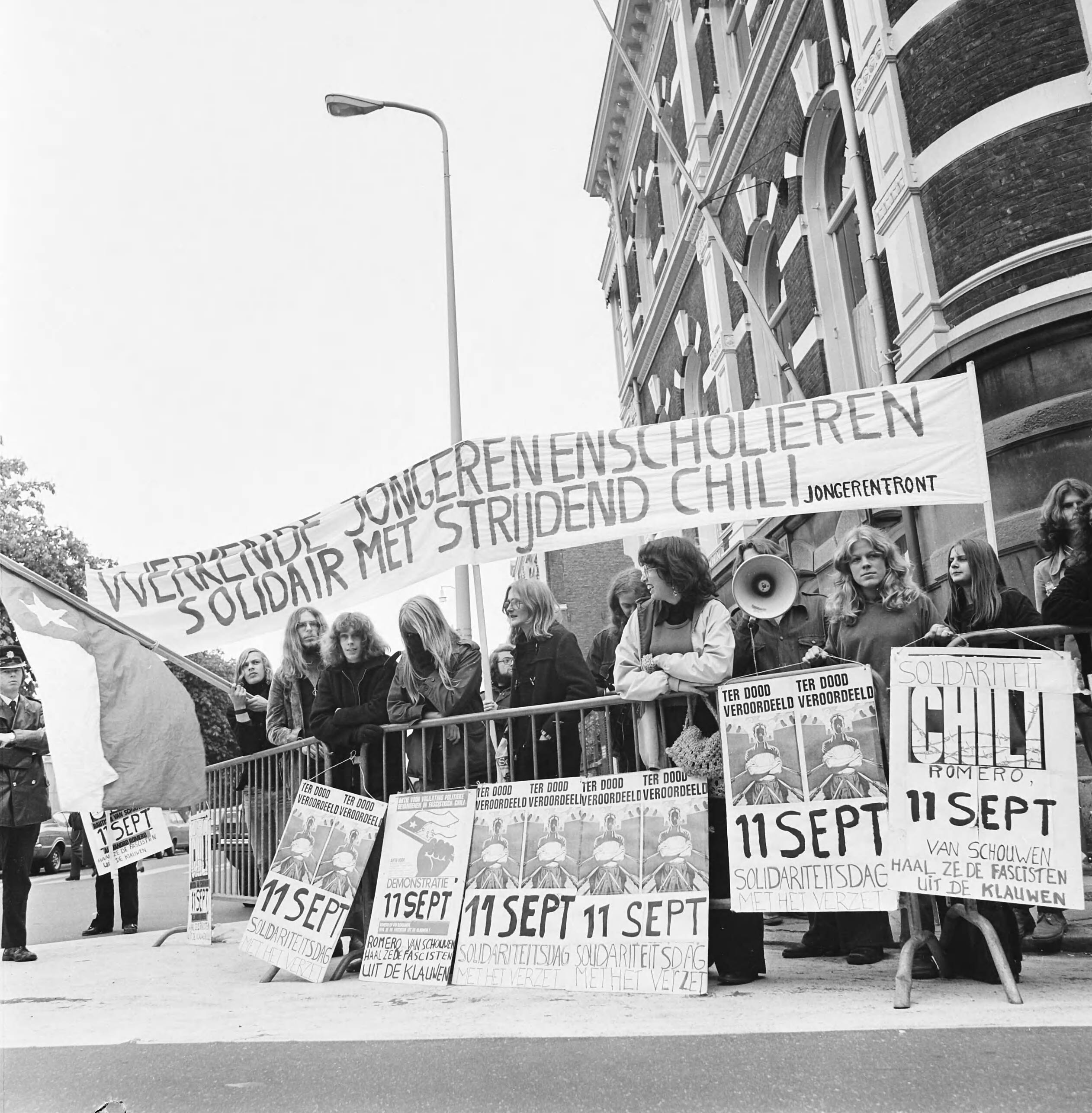 Fotocollectie Anefo — Werkende jongeren demonstreren bij Chileense ambassade in Den Haag — Foto: Mieremet, Rob / Anefo. Licentie: Set B: Rechtenvrij / Publiek Domein. Bron: Nationaal Archief. http://hdl.handle.net/10648/ac4a76bc-d0b4-102d-bcf8-003048976d84