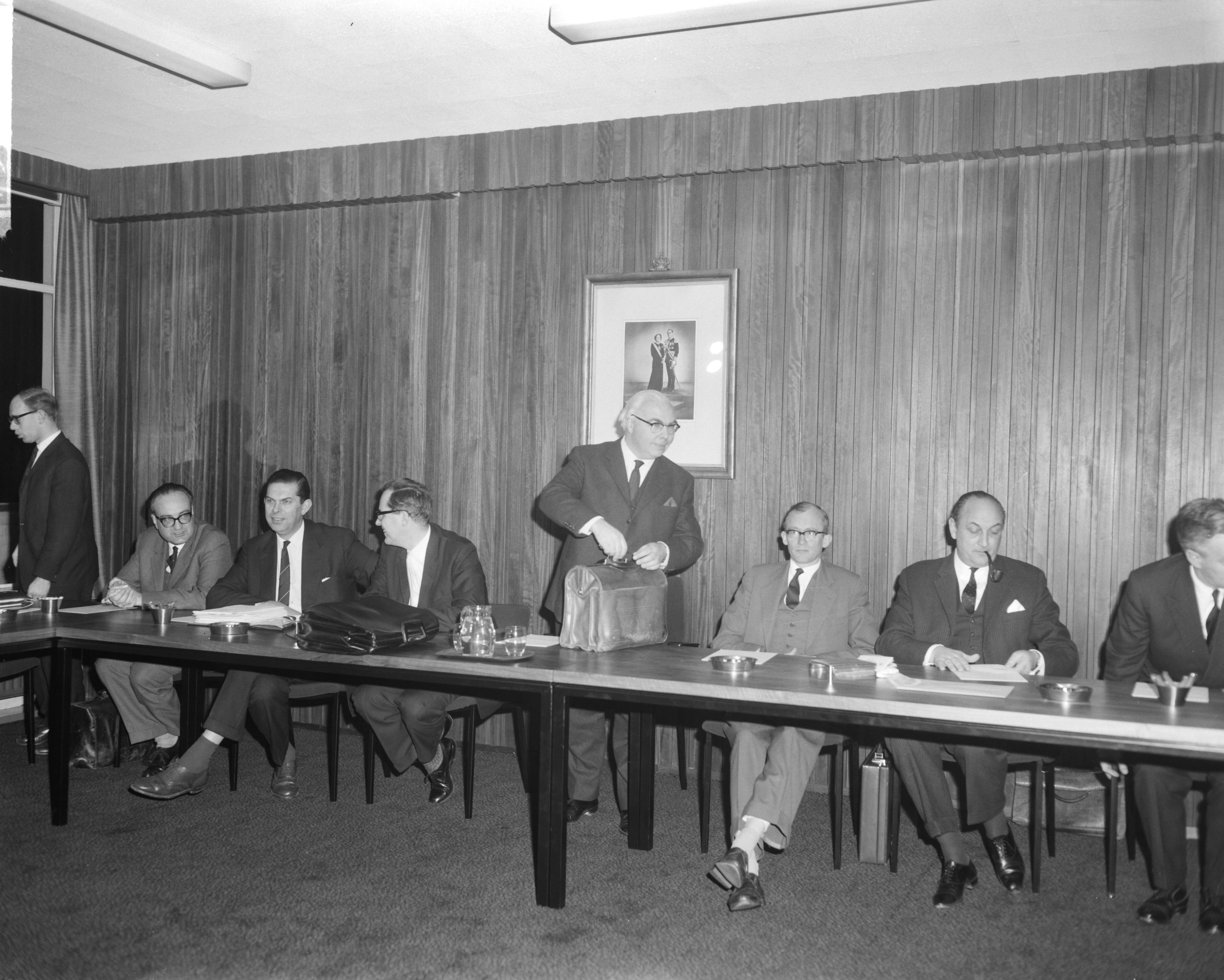 Fotocollectie Anefo — In het gebouw van de Stichting van de Arbeid te Voorburg vond overleg plaats tussen regering en het bestuur van de Stichting over lonen en prijzen. vlnr. de ministers Bogaers, Biesheuvel, Andriessen, Veldkamp (staand), Witteveen en Toxopeus — Foto: Bilsen, Joop van / Anefo. Licentie: Set B: Rechtenvrij / Publiek Domein. Bron: Nationaal Archief. http://hdl.handle.net/10648/aa577e68-d0b4-102d-bcf8-003048976d84