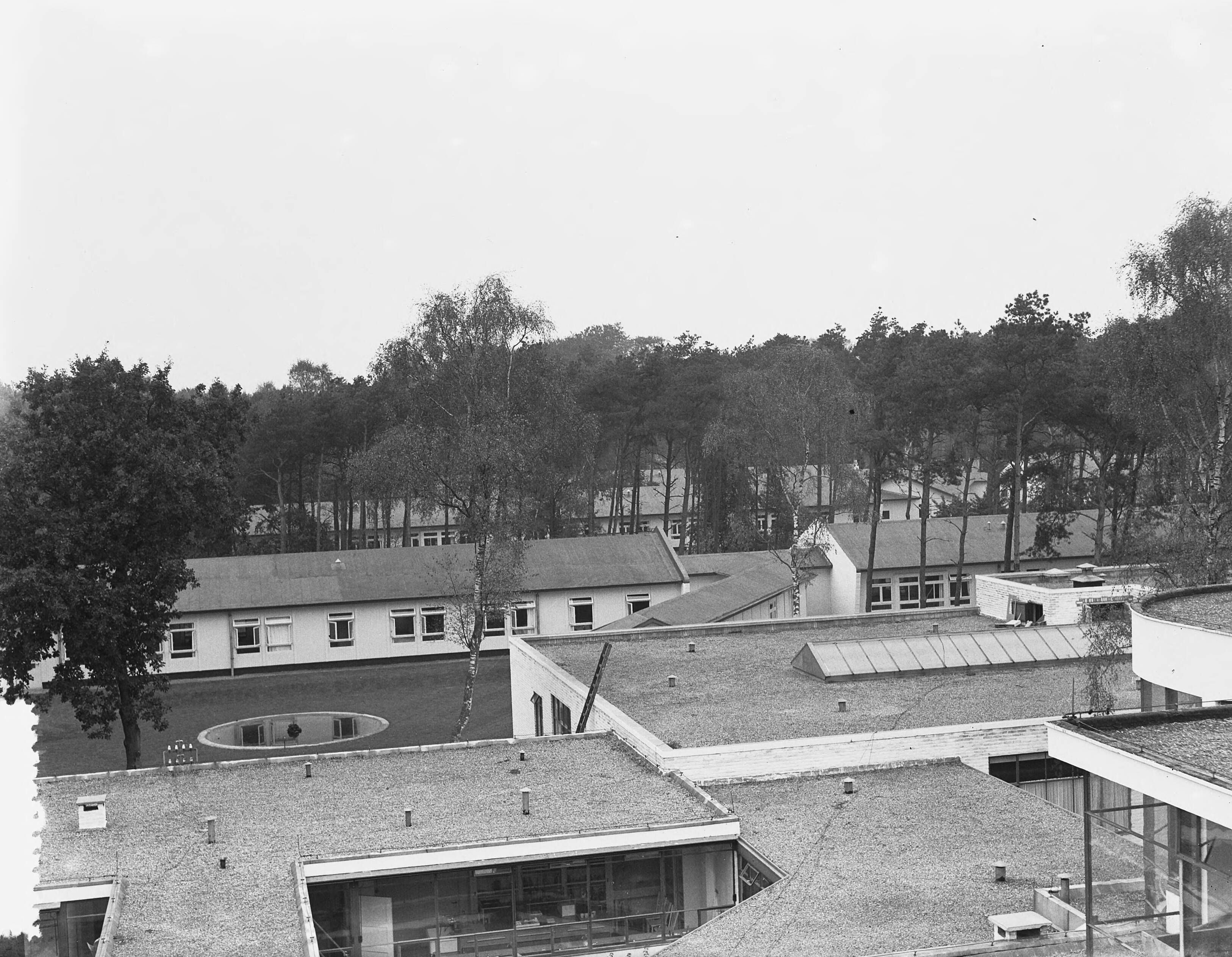 Fotocollectie Anefo — Nieuw Amsterdams paviljoen op terrein van sanatorium "Zonnestraal" te Hilversum — Foto: Behrens, Herbert F. / Anefo. Licentie: Set B: Rechtenvrij / Publiek Domein. Bron: Nationaal Archief. http://hdl.handle.net/10648/a915dc48-d0b4-102d-bcf8-003048976d84