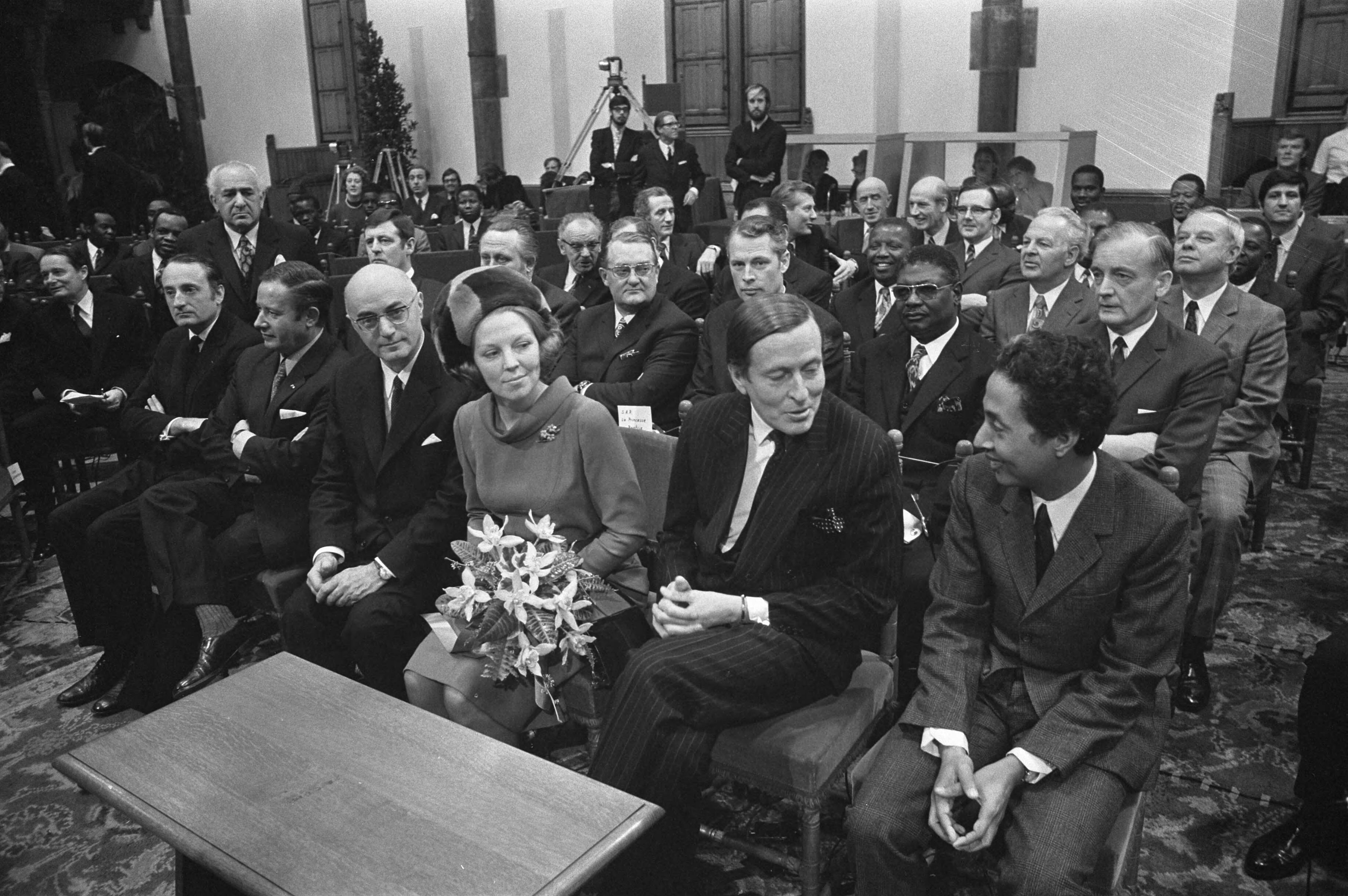 Fotocollectie Anefo — Prinses Beatrix en Prins Claus wonen opening parlementaire conferentie van associatie EEG Afrikaanse landen bij Den Haag — Foto: Verhoeff, Bert / Anefo. Licentie: Set B: Rechtenvrij / Publiek Domein. Bron: Nationaal Archief. http://hdl.handle.net/10648/abddbfcc-d0b4-102d-bcf8-003048976d84