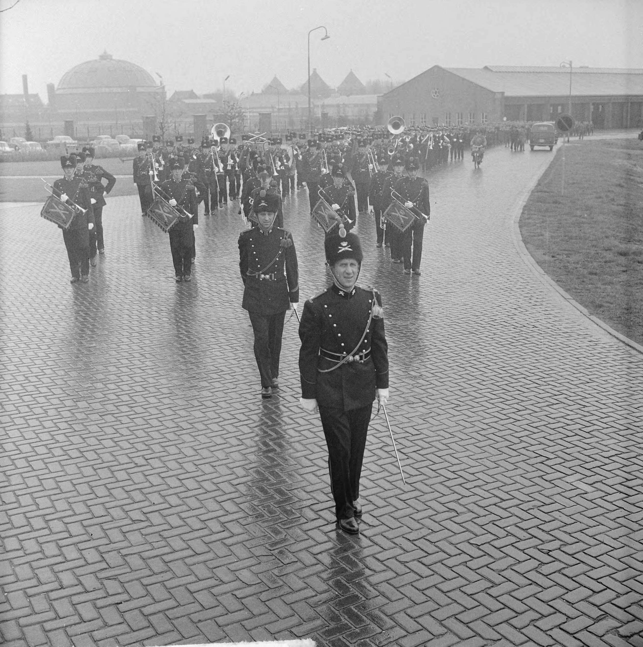 Fotocollectie Anefo — In de Chassé kazerne te Breda is het Artillerie Trompetterkorps officieel geïnstalleerd als fanfarekorps der Artillerie, door staatssecretaris J.C.E. Haex — Foto: Koch, Eric / Anefo. Licentie: Set B: Rechtenvrij / Publiek Domein. Bron: Nationaal Archief. http://hdl.handle.net/10648/aa67a2ca-d0b4-102d-bcf8-003048976d84