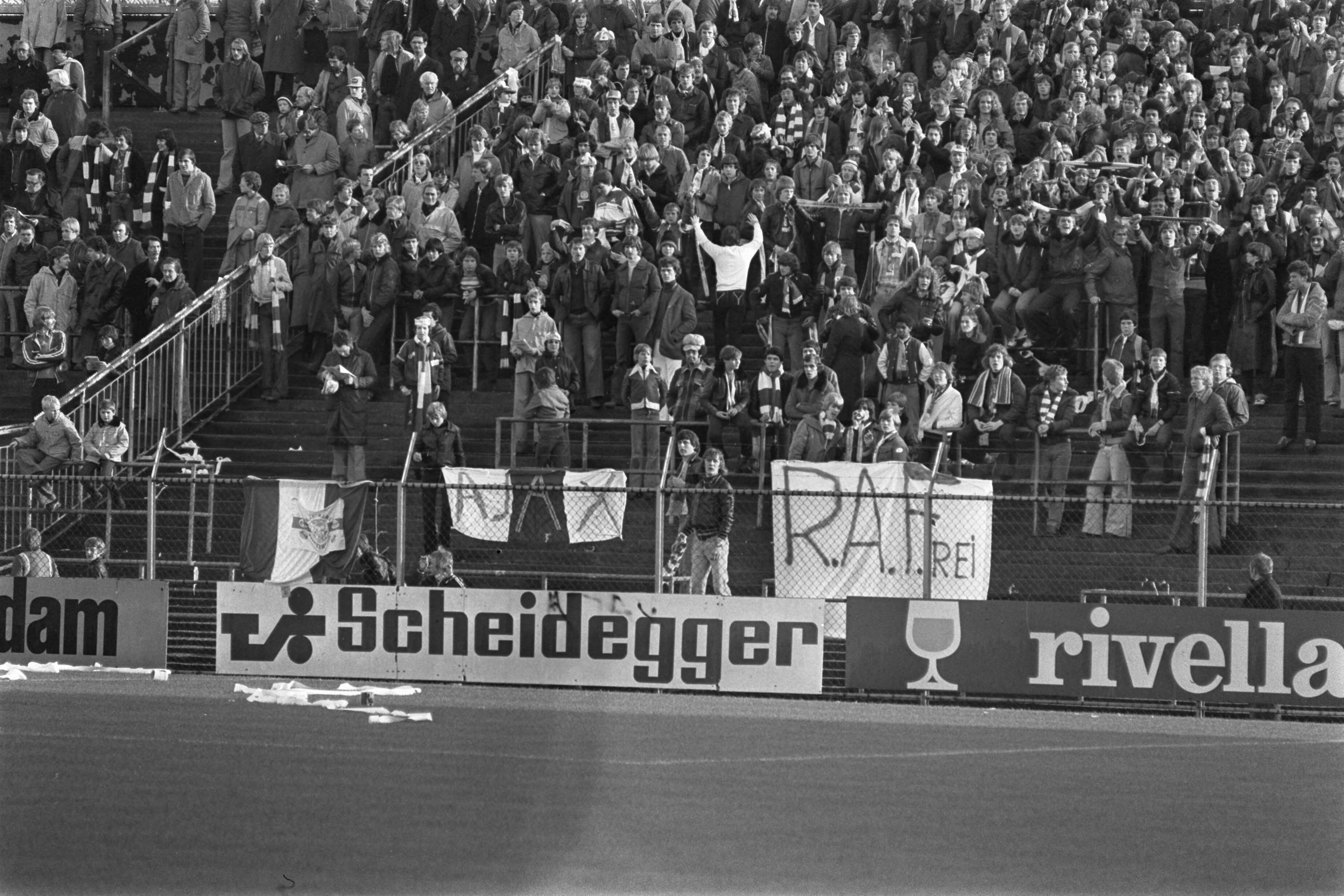 Fotocollectie Anefo — Ajax tegen Den Haag 3-2, RAF-spandoek op tribune — Foto: Peters, Hans / Anefo. Licentie: Set B: Rechtenvrij / Publiek Domein. Bron: Nationaal Archief. http://hdl.handle.net/10648/aca64d0c-d0b4-102d-bcf8-003048976d84