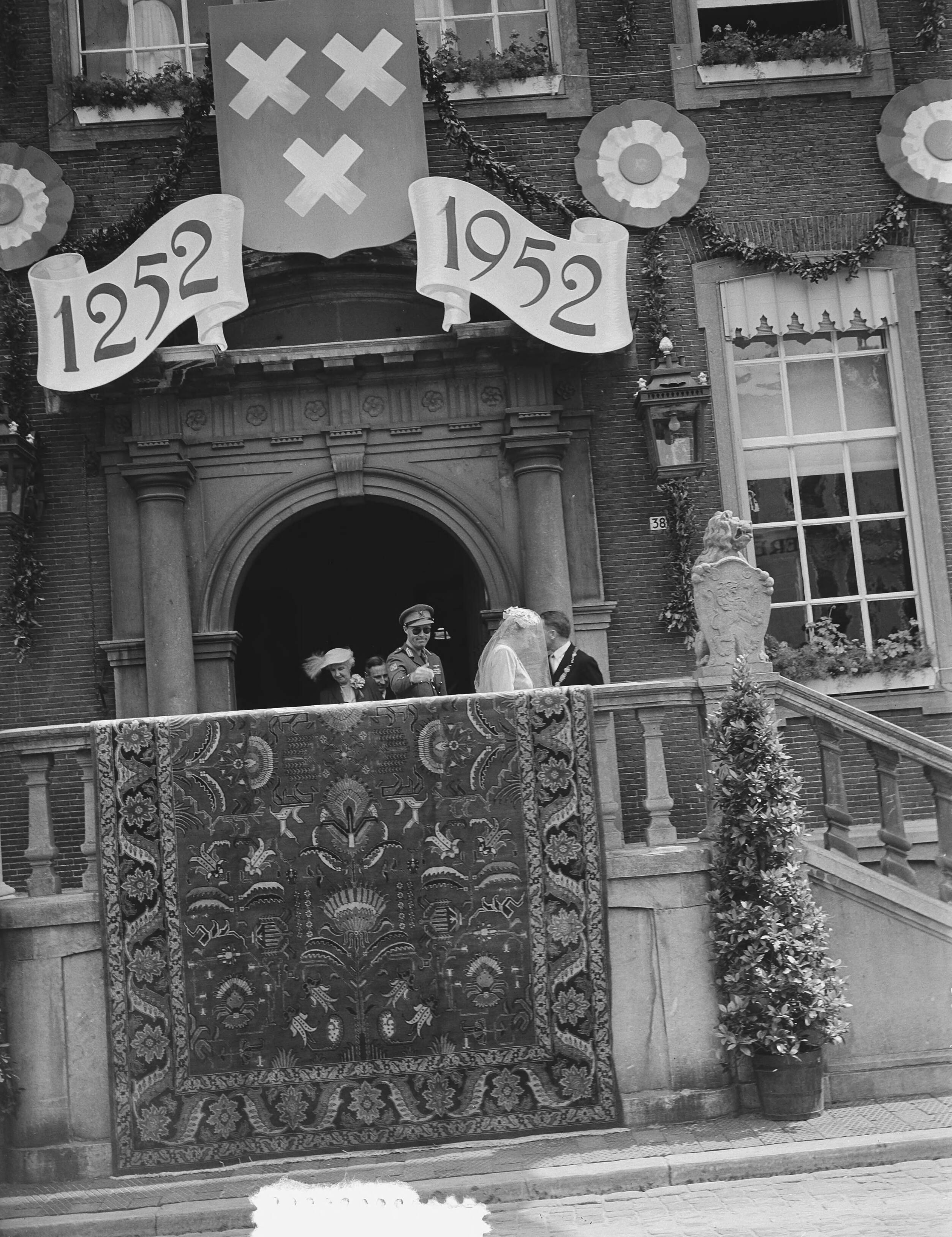 Bezoek Koningin Juliana aan jubilerend Breda — Foto: Bilsen, Joop van / Anefo. — Licentie: Set B: Rechtenvrij / Publiek Domein. Bron: Nationaal Archief. http://hdl.handle.net/10648/a8fd180c-d0b4-102d-bcf8-003048976d84