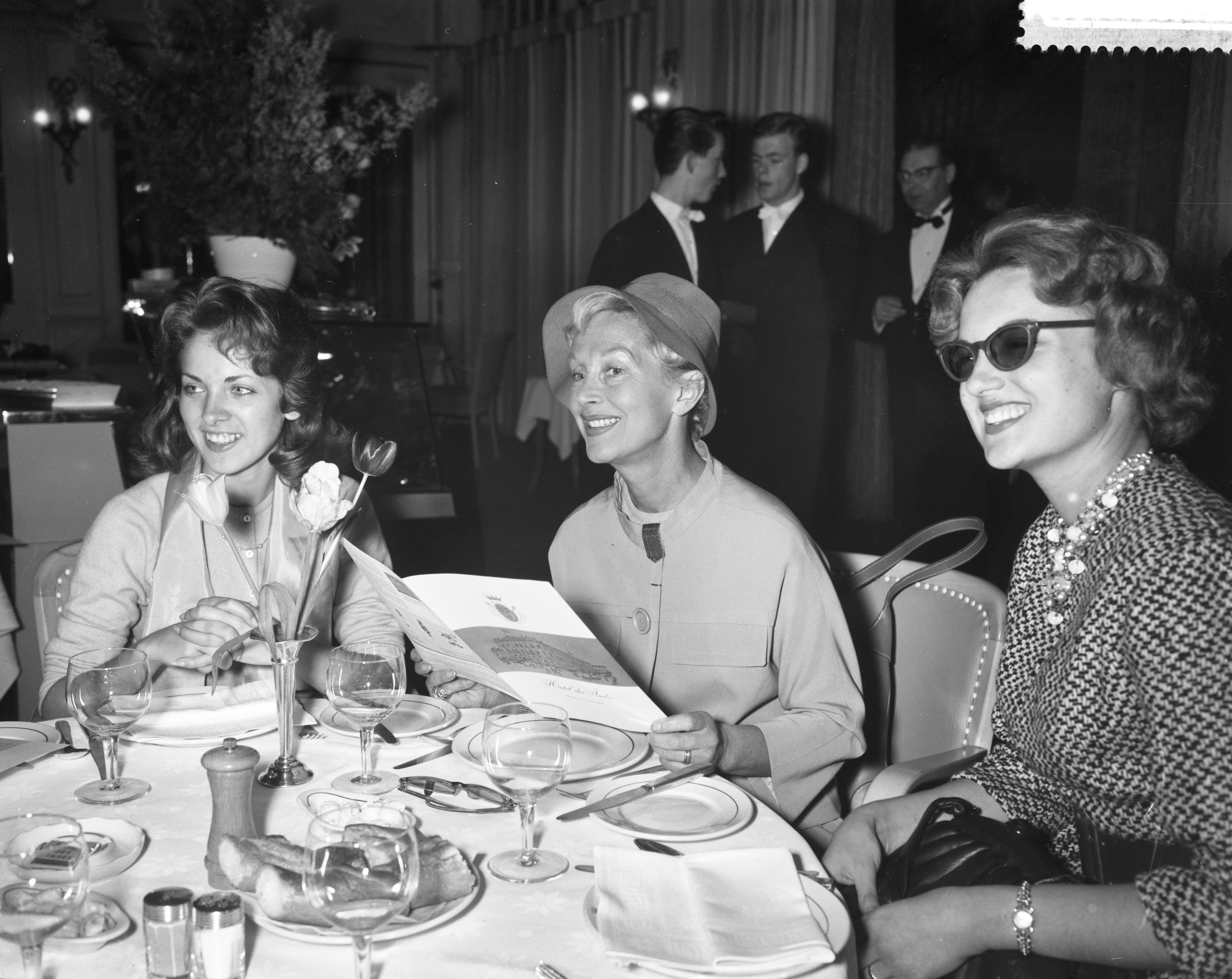 Fotocollectie Anefo — Aankomst Comedie Française te Den Haag , v.l.n.r. Michele Gullier , Hélène Perdrière en Françoise Kanel — Foto: Bilsen, Joop van / Anefo. Licentie: Set B: Rechtenvrij / Publiek Domein. Bron: Nationaal Archief. http://hdl.handle.net/10648/a9aa2ea2-d0b4-102d-bcf8-003048976d84