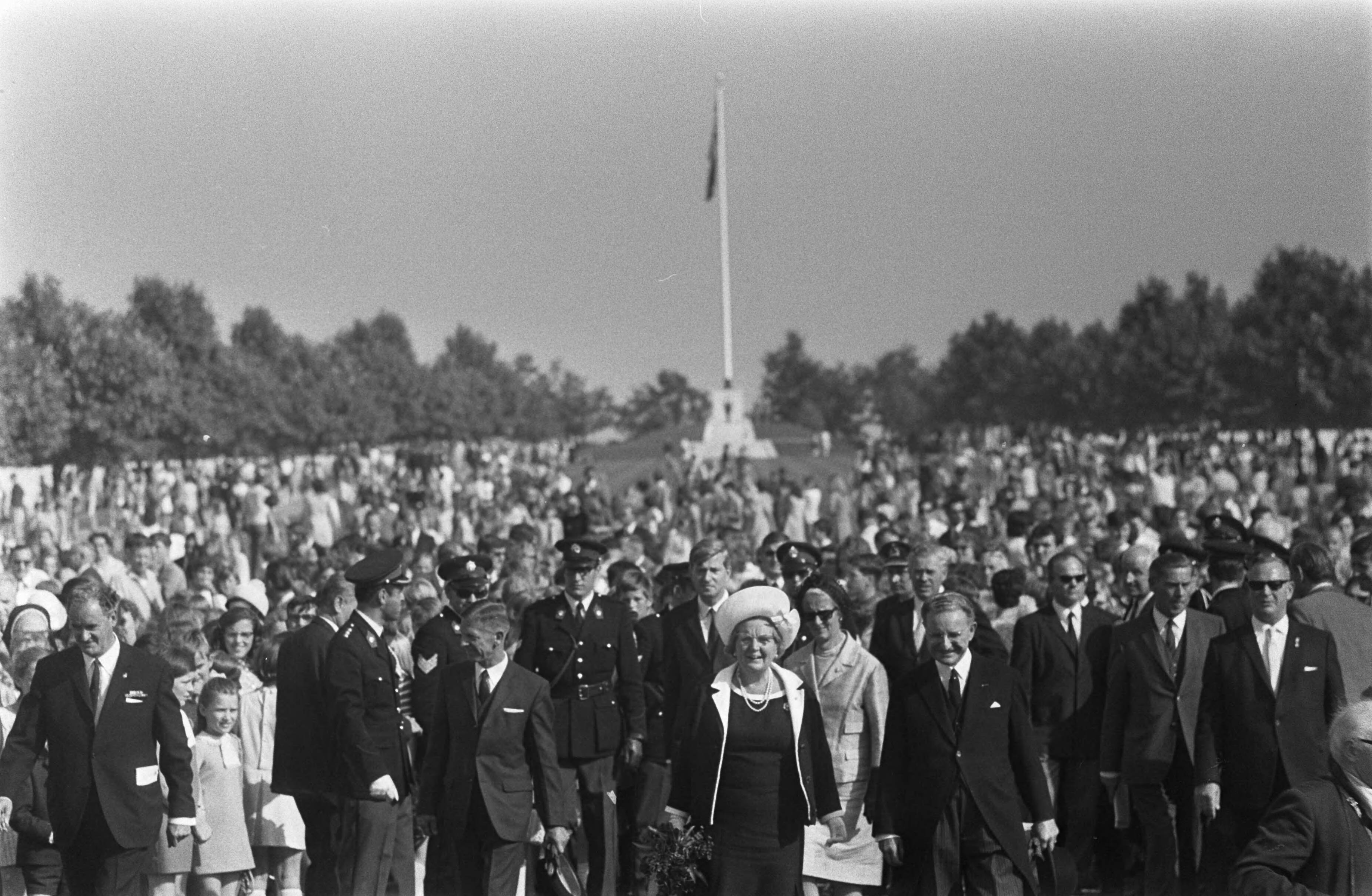 Fotocollectie Anefo — H. M. Kon. Juliana bezoekt Z. Limburg t.g.v. 25-j. herdenking van de bevrijding: bezoek Margraten — Foto: Mieremet, Rob / Anefo. Licentie: Set B: Rechtenvrij / Publiek Domein. Bron: Nationaal Archief. http://hdl.handle.net/10648/ab798228-d0b4-102d-bcf8-003048976d84