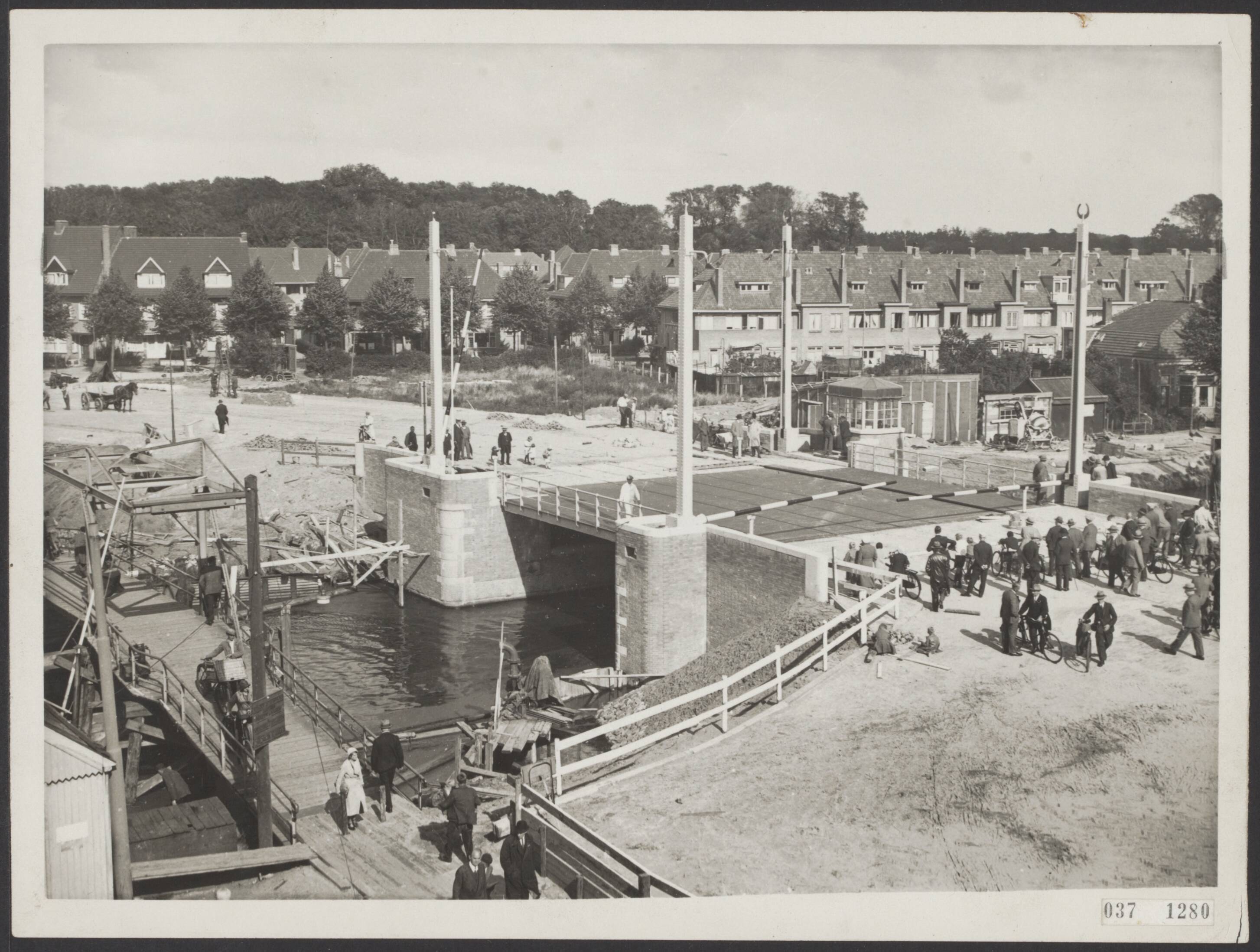 Fotocollectie Elsevier Binnenland — De werkzaamheden aan de Geestbrug bij Rijswijk vorderen thans snel. De Geestbrug verbindt Rijswijk met Voorburg, met links het oude bruggetje — Foto: N.V. Polygoon. Licentie: Set B: Rechtenvrij / Publiek Domein. Bron: Nationaal Archief. http://hdl.handle.net/10648/adf00dc4-d0b4-102d-bcf8-003048976d84