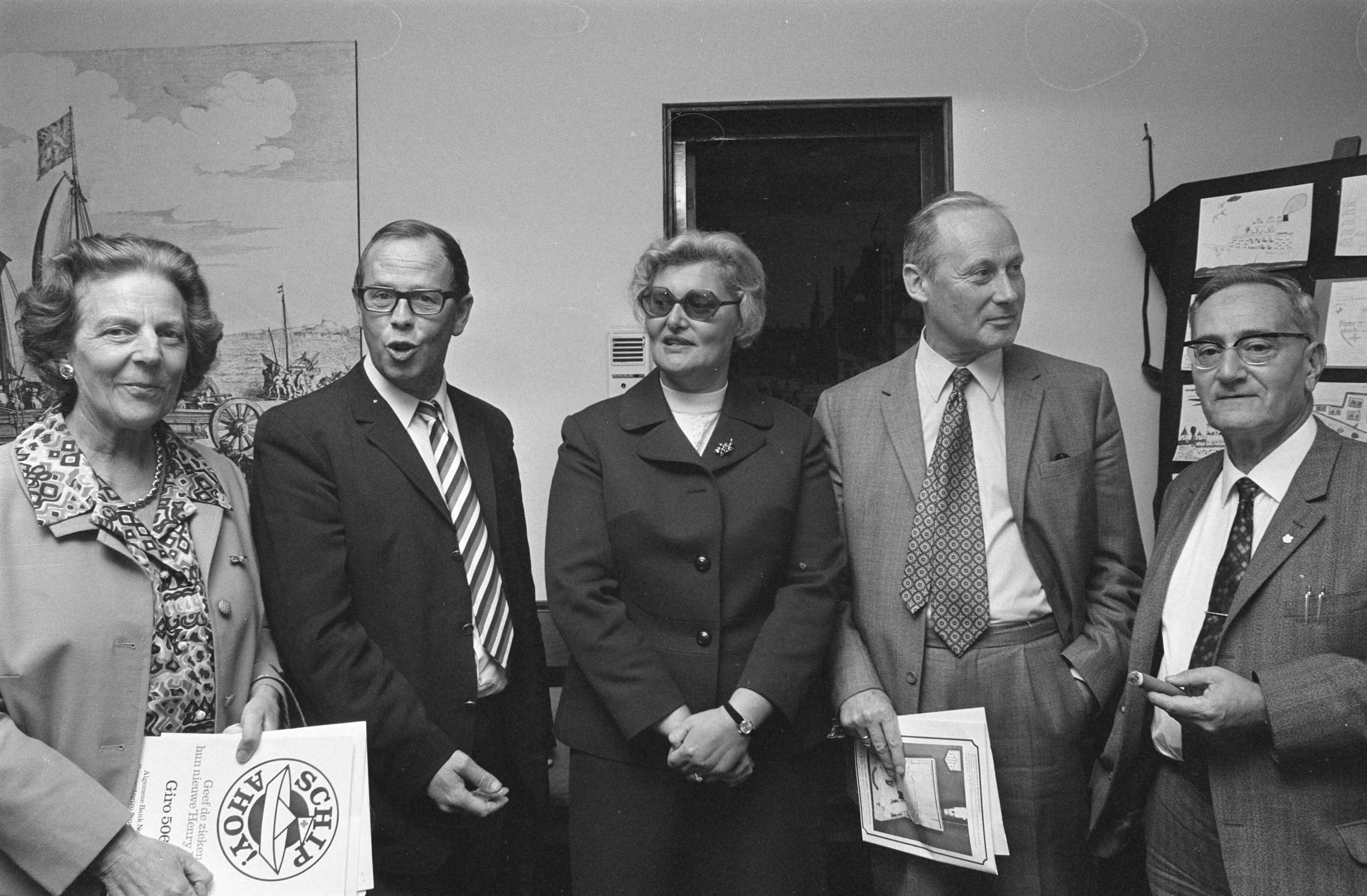 Fotocollectie Anefo — Aktie van Nederlandse Rode Kruis voor nieuw hospitaalschip onder de naam Schip Ahoy ; persconferentie in Nieuwspoort Den Haag — Foto: Mieremet, Rob / Anefo. Licentie: Set B: Rechtenvrij / Publiek Domein. Bron: Nationaal Archief. http://hdl.handle.net/10648/aba536c0-d0b4-102d-bcf8-003048976d84