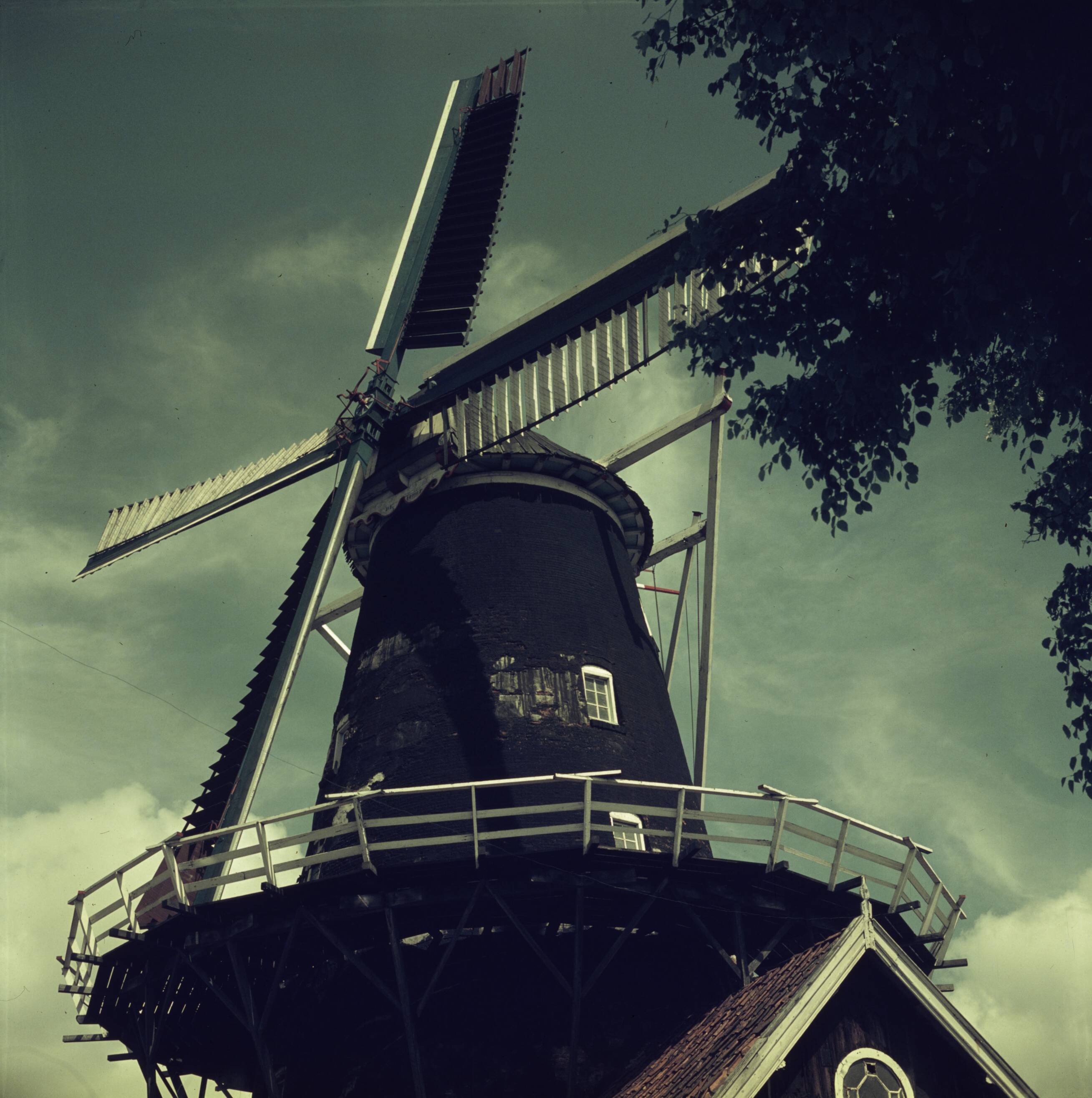 Reportage Nederland — Korenmolen De Hoop te Haren, provincie Groningen. Rond stenen stellingmolen, 2 koppel maalstenen, bouwjaar 1839 — Foto: Poll, Willem van de. Licentie: Set B: Rechtenvrij / Publiek Domein. Bron: Nationaal Archief. http://hdl.handle.net/10648/aeef5d10-d0b4-102d-bcf8-003048976d84