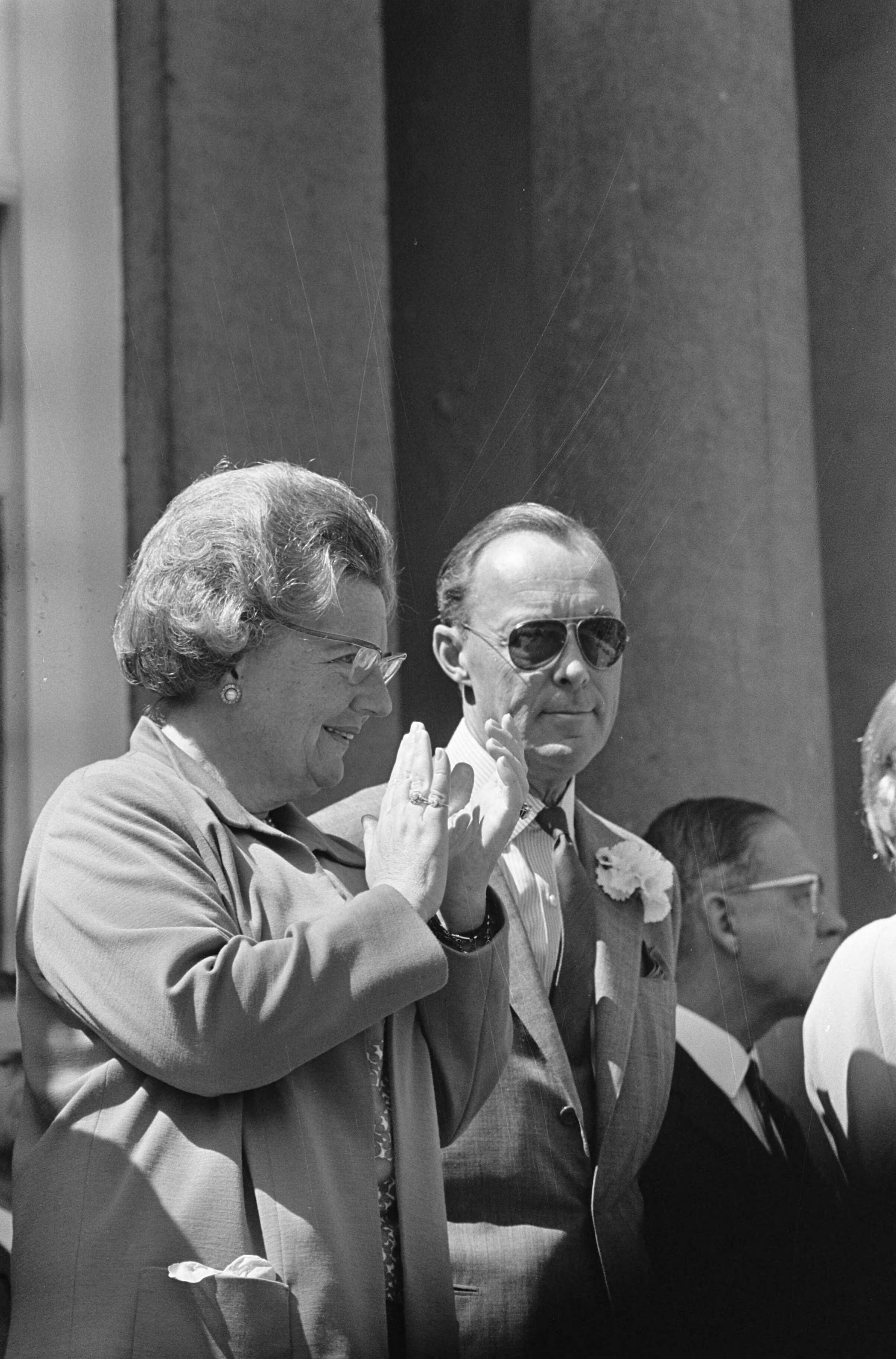 Fotocollectie Anefo — Koninginnedag, defilee op Soestdijk, Koningin Juliana en prins Bernhard (koppen) — Foto: Kroon, Ron / Anefo. Licentie: Set B: Rechtenvrij / Publiek Domein. Bron: Nationaal Archief. http://hdl.handle.net/10648/aae7f8f8-d0b4-102d-bcf8-003048976d84