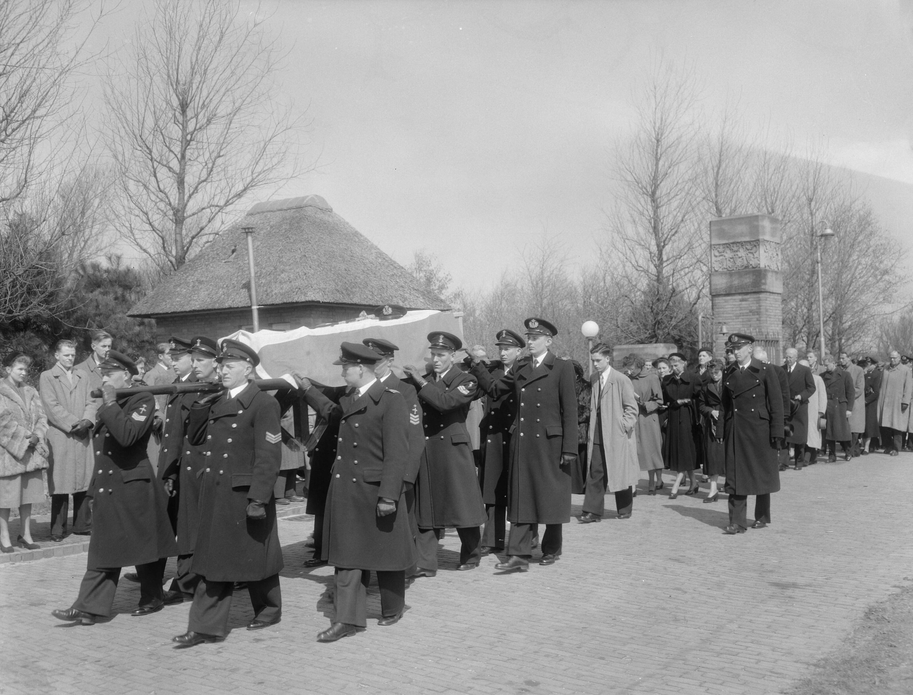 Fotocollectie Anefo — Marinebegrafenis van luitenant-ter-zee 3e klasse Tjebber in Den Haag — Foto: Duinen, G.W. van / Anefo. Licentie: Set B: Rechtenvrij / Publiek Domein. Bron: Nationaal Archief. http://hdl.handle.net/10648/a9202072-d0b4-102d-bcf8-003048976d84