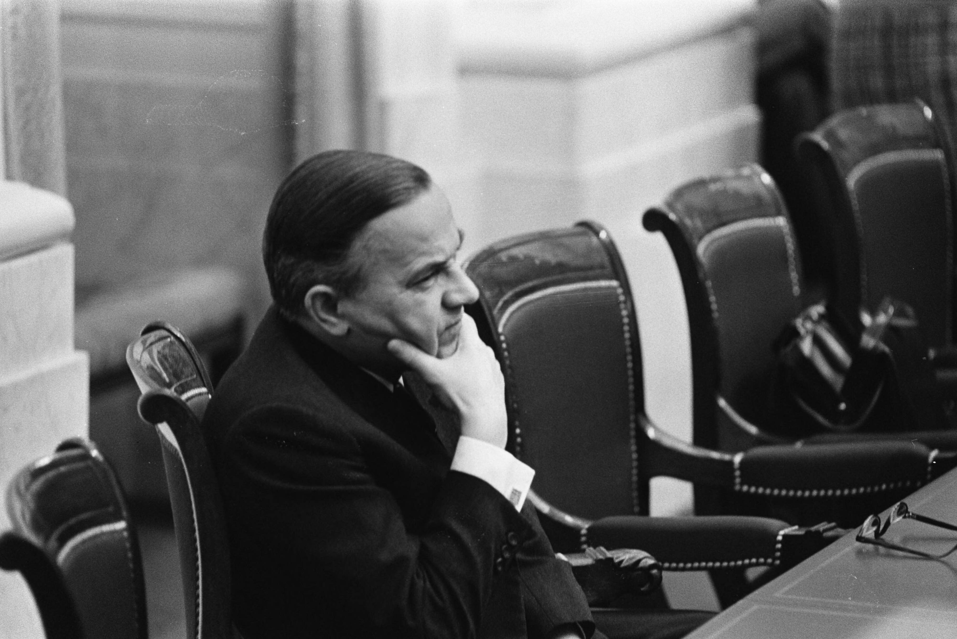 Fotocollectie Anefo — Tweede Kamer . Regeringsverklaring over aftreden minister de Block . 15a Den Uyl , 16.17 De Jong aan regeringstafel — Foto: Evers, Joost / Anefo. Licentie: Set B: Rechtenvrij / Publiek Domein. Bron: Nationaal Archief. http://hdl.handle.net/10648/ab8a91da-d0b4-102d-bcf8-003048976d84