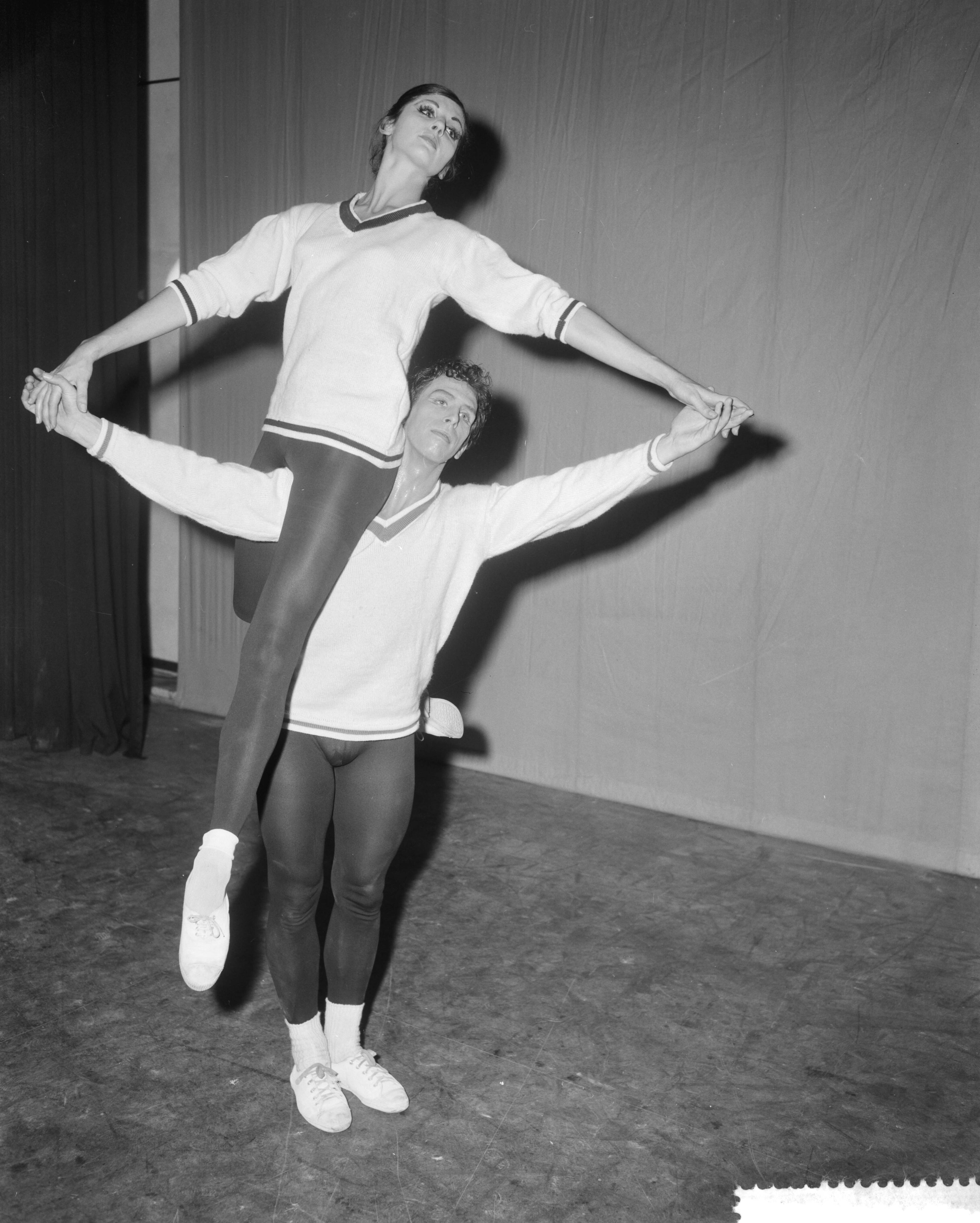 Fotocollectie Anefo — Jazz-ballet "Klaar Af!" van Hans van Manen bij het Nederlands Danstheater uit Rotterdam. Jaap Flier en Hannie van Leeuwen — Foto: Behrens, Herbert F. / Anefo. Licentie: Set B: Rechtenvrij / Publiek Domein. Bron: Nationaal Archief. http://hdl.handle.net/10648/a9c578e2-d0b4-102d-bcf8-003048976d84