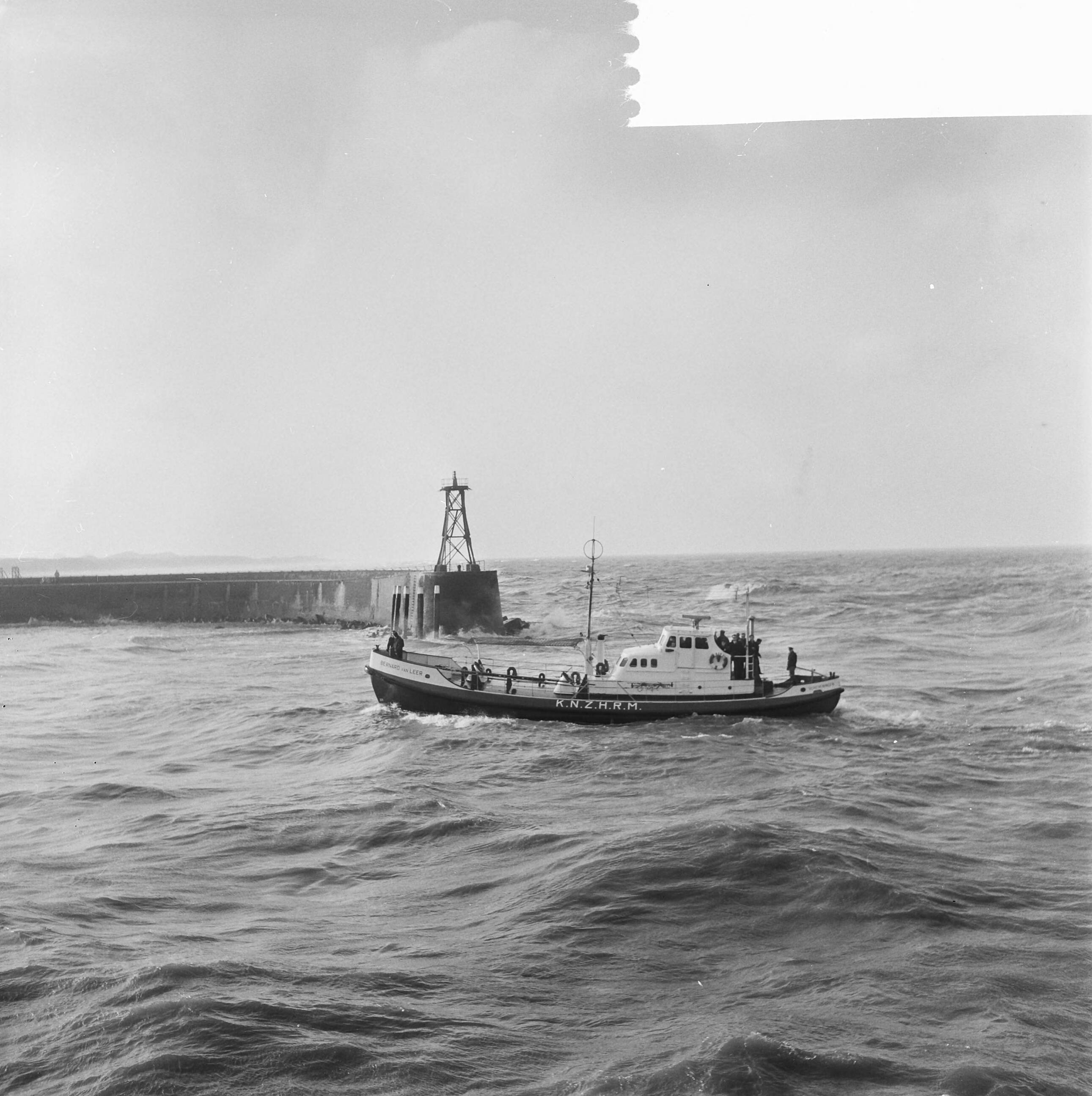 Fotocollectie Anefo — Proeftocht van de "Bernard van Leer," de nieuwe reddingsboot van de K.Z.H.M.R.S., hier bij Scheveningen — Foto: Voets, Jan / Anefo. Licentie: Set B: Rechtenvrij / Publiek Domein. Bron: Nationaal Archief. http://hdl.handle.net/10648/aad12646-d0b4-102d-bcf8-003048976d84
