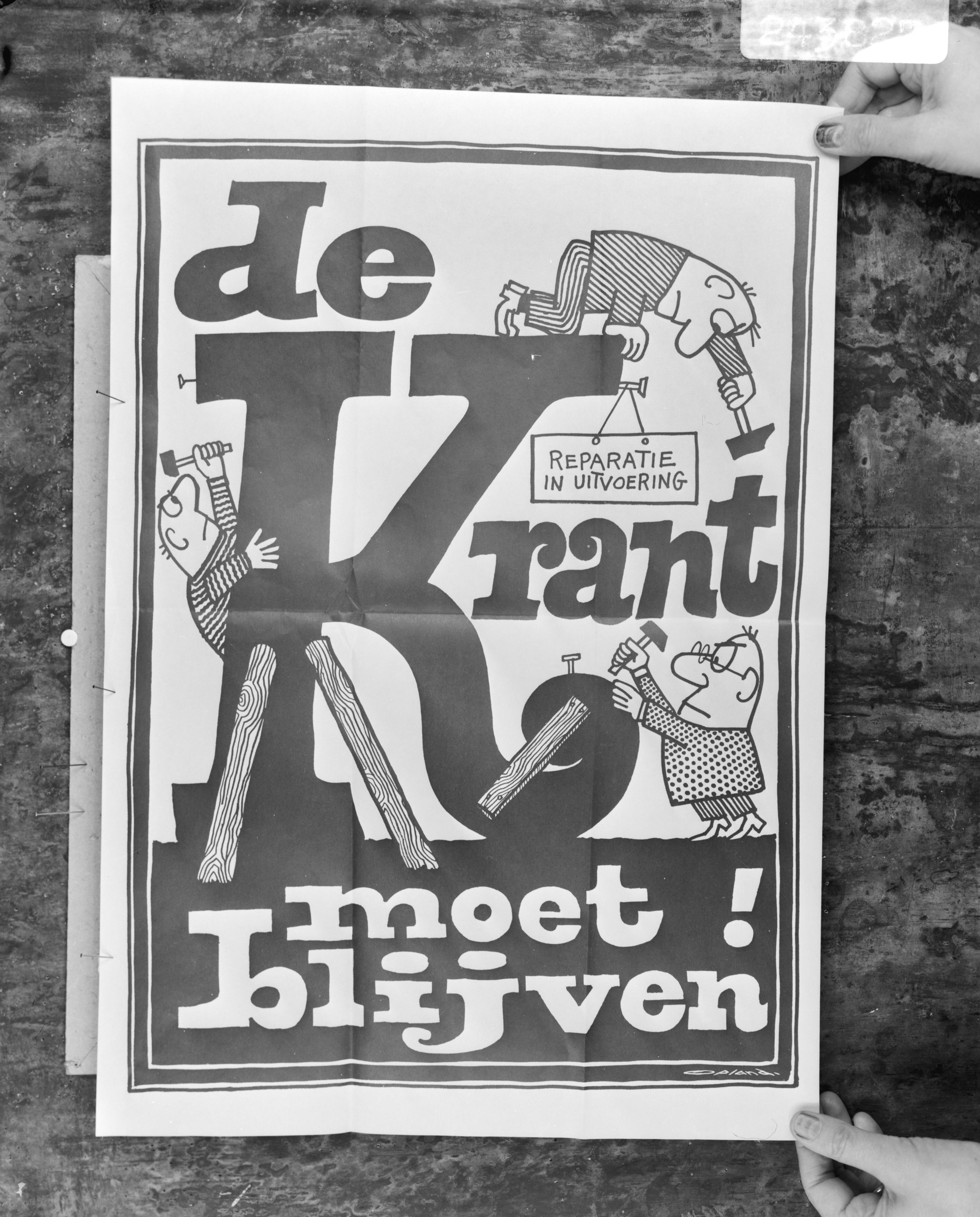 Nederlandse Vereniging van Journalisten (NVJ) overhandigt in Den Haag aan minister-president De Jong een memorandum over de economische problemen in de Nederlandse krantenwereldDe heer J.J.van Raalte (voorzitter NVJ) overhandigt in Den Haag minister-president De Jong een poster — Affiche "De krant moet blijven" — Foto: Punt, W. / Anefo. Licentie: Set B: Rechtenvrij / Publiek Domein. Bron: Nationaal Archief. http://hdl.handle.net/10648/abb85a5c-d0b4-102d-bcf8-003048976d84