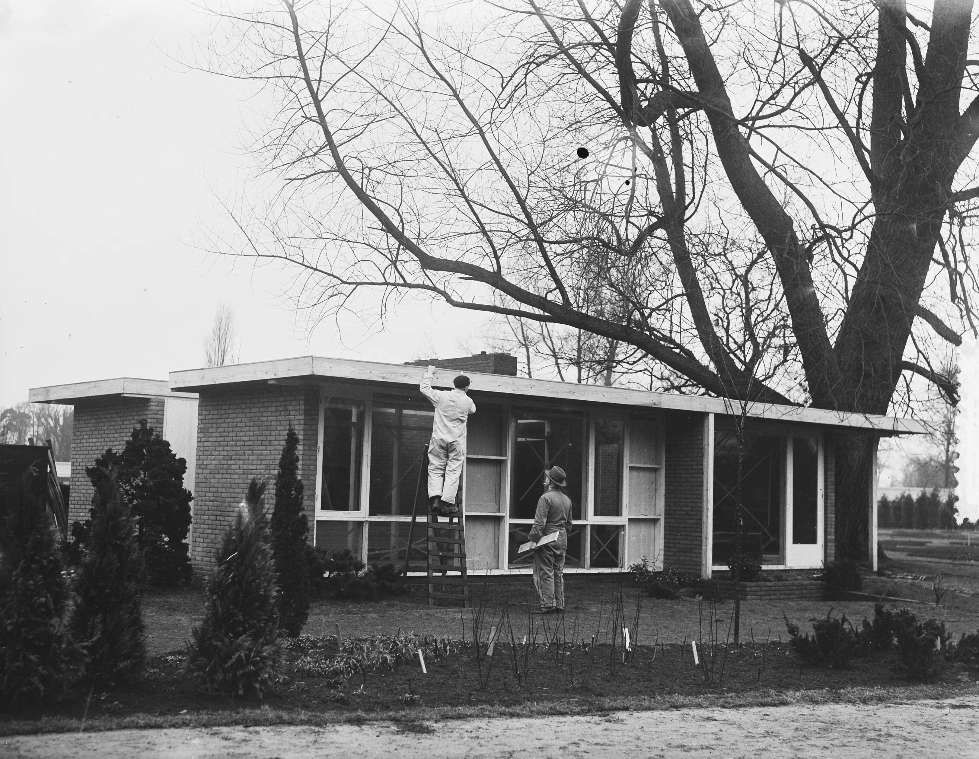 Fotocollectie Anefo — Opbouw Flora tentoonstelling "Huis der Toekomst" te Heemstede — Foto: Duinen, H. van / Anefo. Licentie: Set B: Rechtenvrij / Publiek Domein. Bron: Nationaal Archief. http://hdl.handle.net/10648/a9055da0-d0b4-102d-bcf8-003048976d84