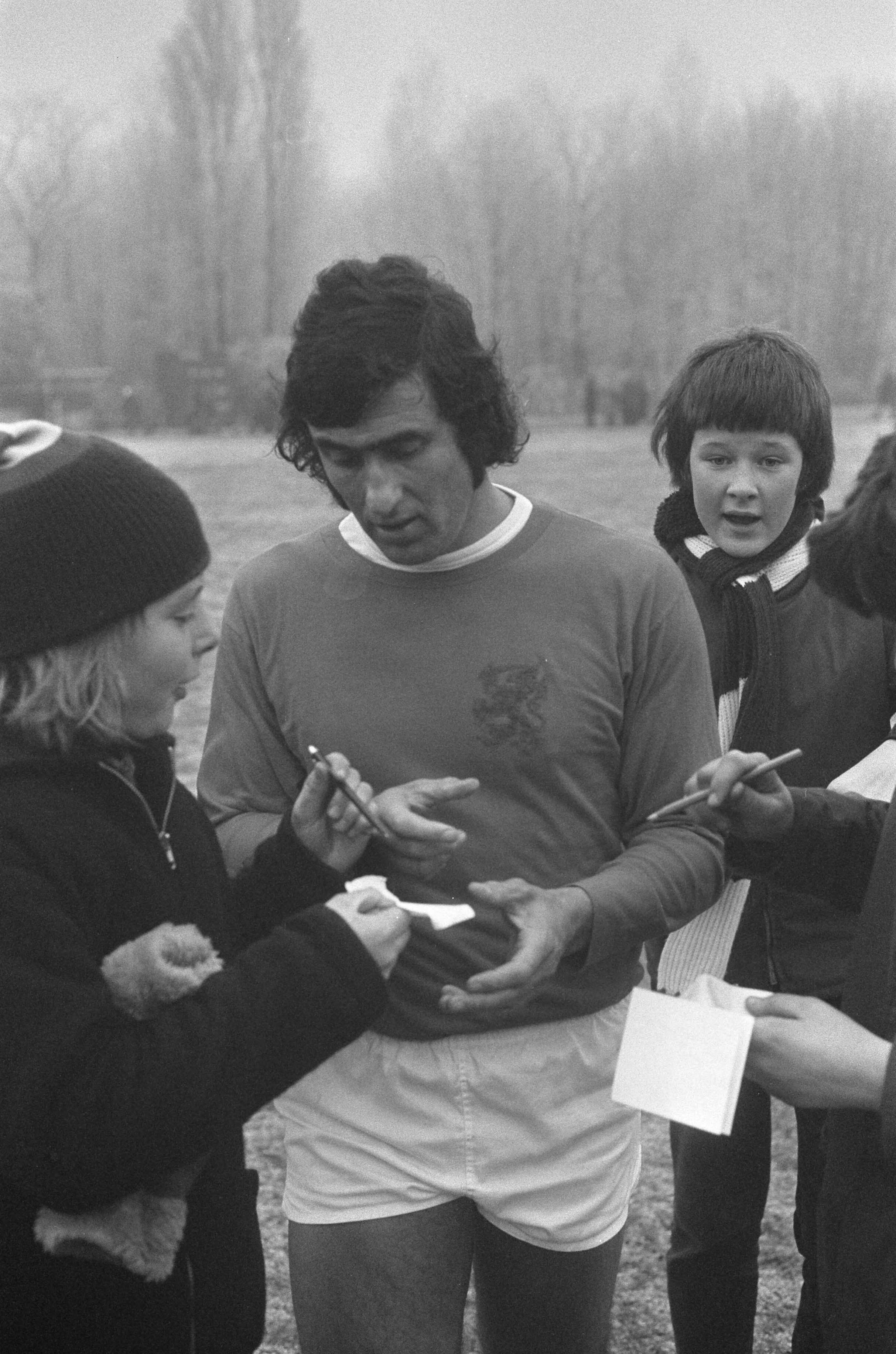KHFC tegen Oud -Internationals — Sjaak Swart zet een handtekening — Foto: Fotograaf Onbekend / Anefo. Licentie: Set B: Rechtenvrij / Publiek Domein. Bron: Nationaal Archief. http://hdl.handle.net/10648/ac3fc898-d0b4-102d-bcf8-003048976d84