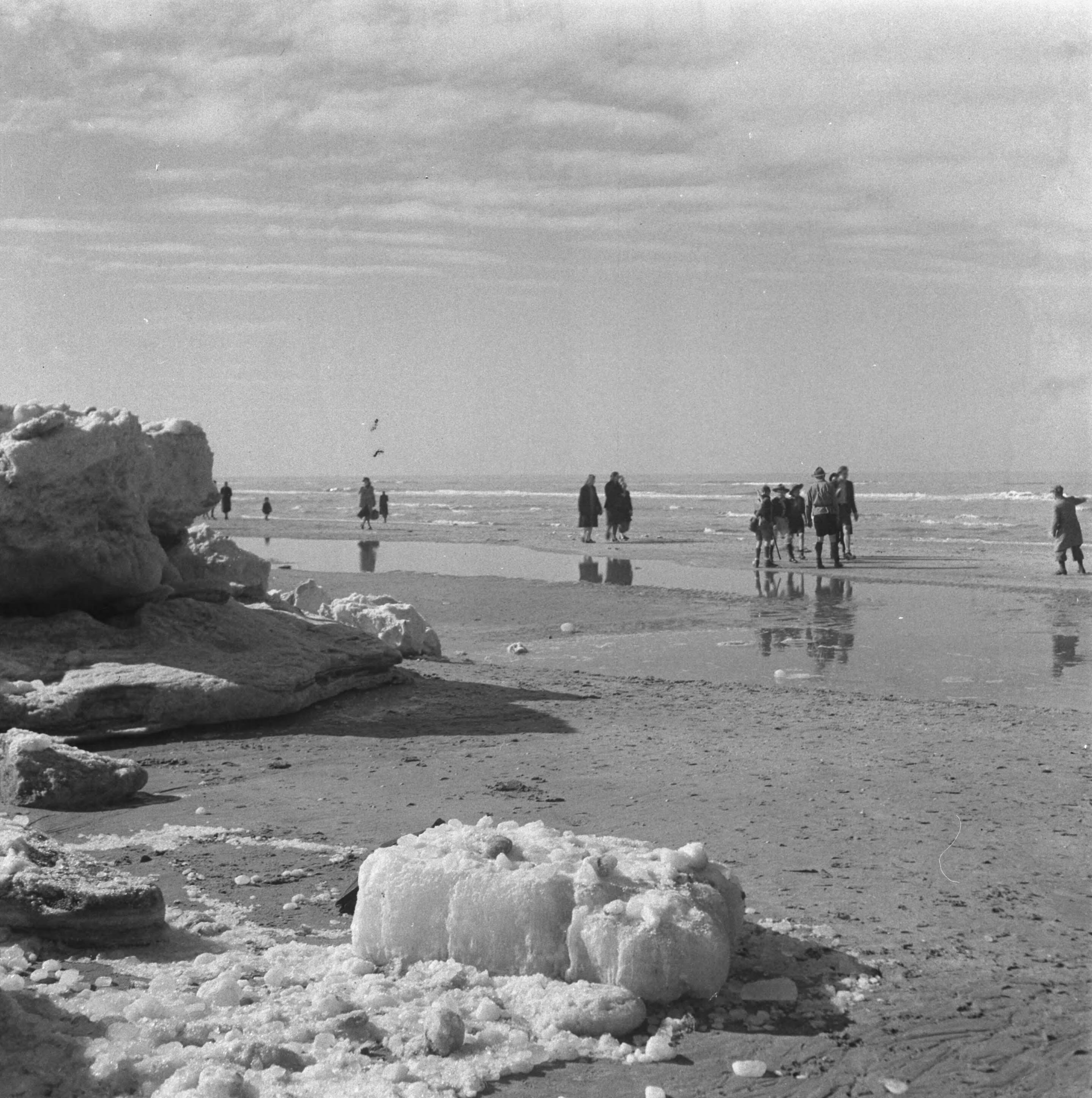 Fotocollectie Anefo — Drukte in Zandvoort — Foto: Wisman, Bram / Anefo. Licentie: Set B: Rechtenvrij / Publiek Domein. Bron: Nationaal Archief. http://hdl.handle.net/10648/a8a5d3e4-d0b4-102d-bcf8-003048976d84