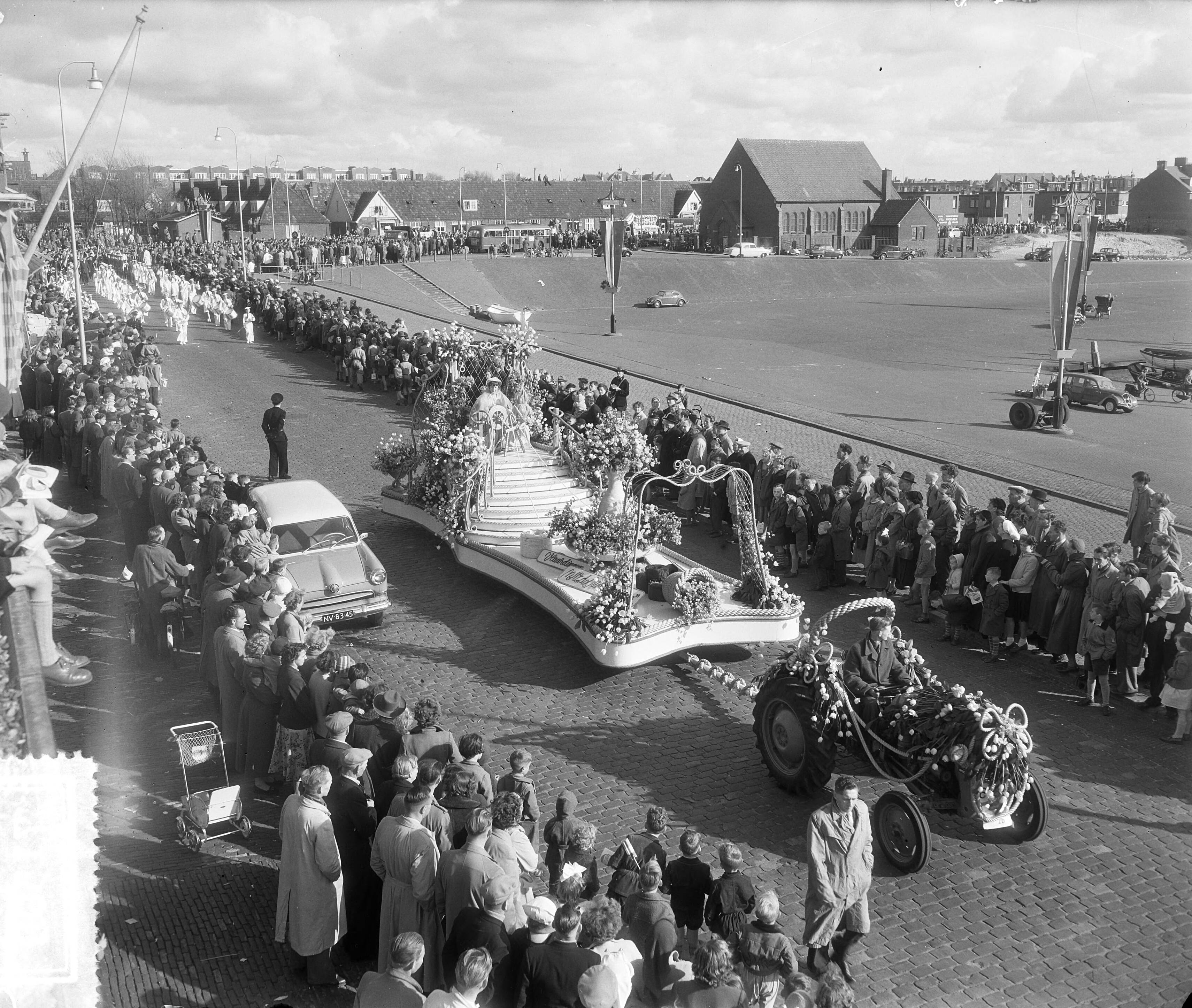 Fotocollectie Anefo — Vlaggetjesdag Scheveningen, vlootrevue en optocht — Foto: Rossem, Wim van / Anefo. Licentie: Set B: Rechtenvrij / Publiek Domein. Bron: Nationaal Archief. http://hdl.handle.net/10648/a935b702-d0b4-102d-bcf8-003048976d84
