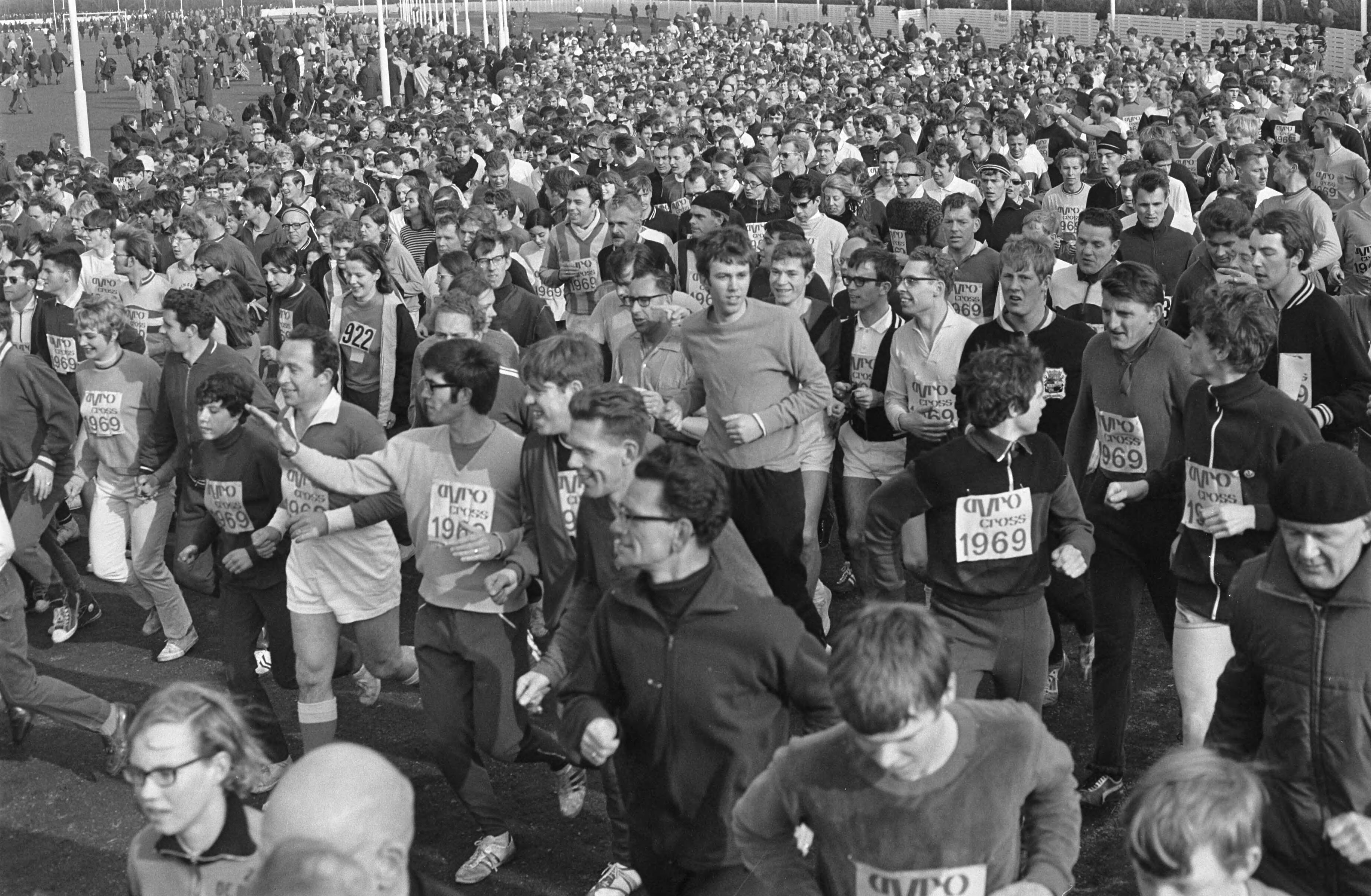 Fotocollectie Anefo — AVRO-Cross te Hilversum — Foto: Nijs, Jac. de / Anefo. Licentie: Set B: Rechtenvrij / Publiek Domein. Bron: Nationaal Archief. http://hdl.handle.net/10648/ab632104-d0b4-102d-bcf8-003048976d84
