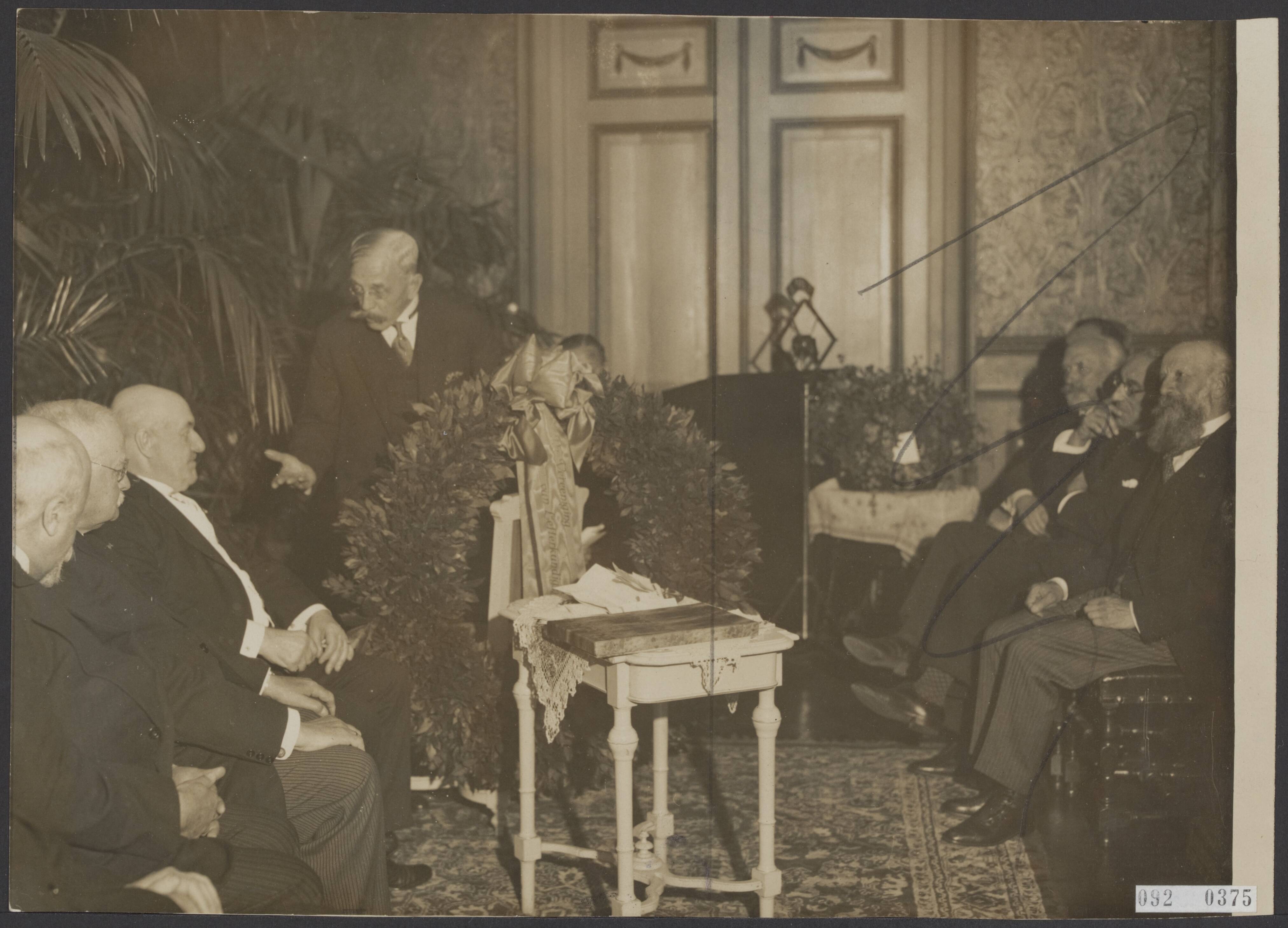 Fotocollectie Elsevier Binnenland — Huldiging van Karel John Lodewijk Alberdingk Thijm (Lodewijk van Deyssel) in verband met zijn 70ste verjaardag. De voorzitter van het huldigingscomité dr. Bautens overhandigd de jubilaris een krans — Foto: N.V. Polygoon. Licentie: Set B: Rechtenvrij / Publiek Domein. Bron: Nationaal Archief. http://hdl.handle.net/10648/ae23d97e-d0b4-102d-bcf8-003048976d84